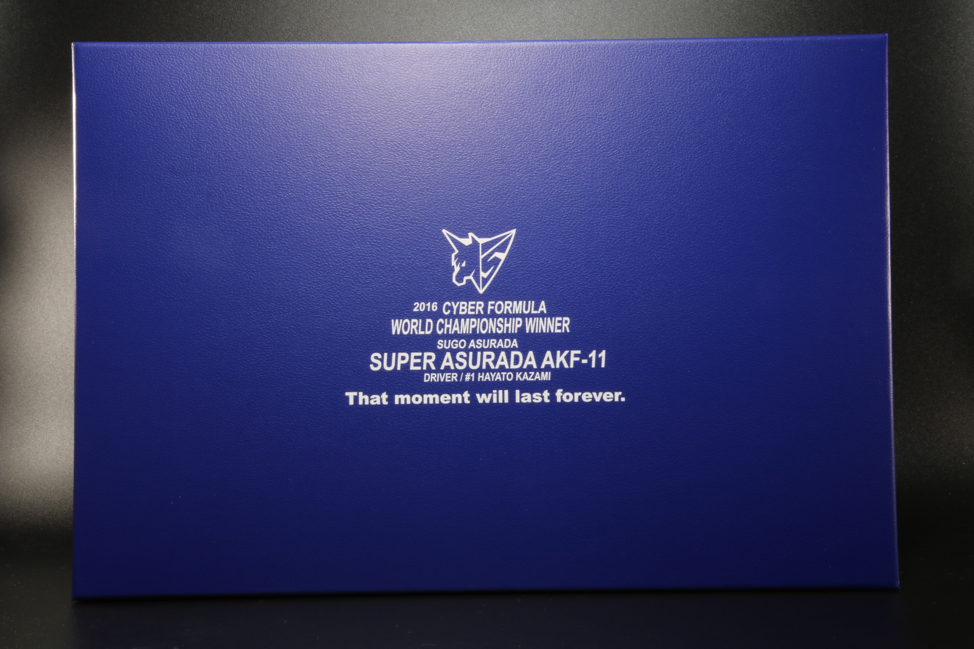 蓋を開けるとマシンスペックやワイヤーフレームのような演出が