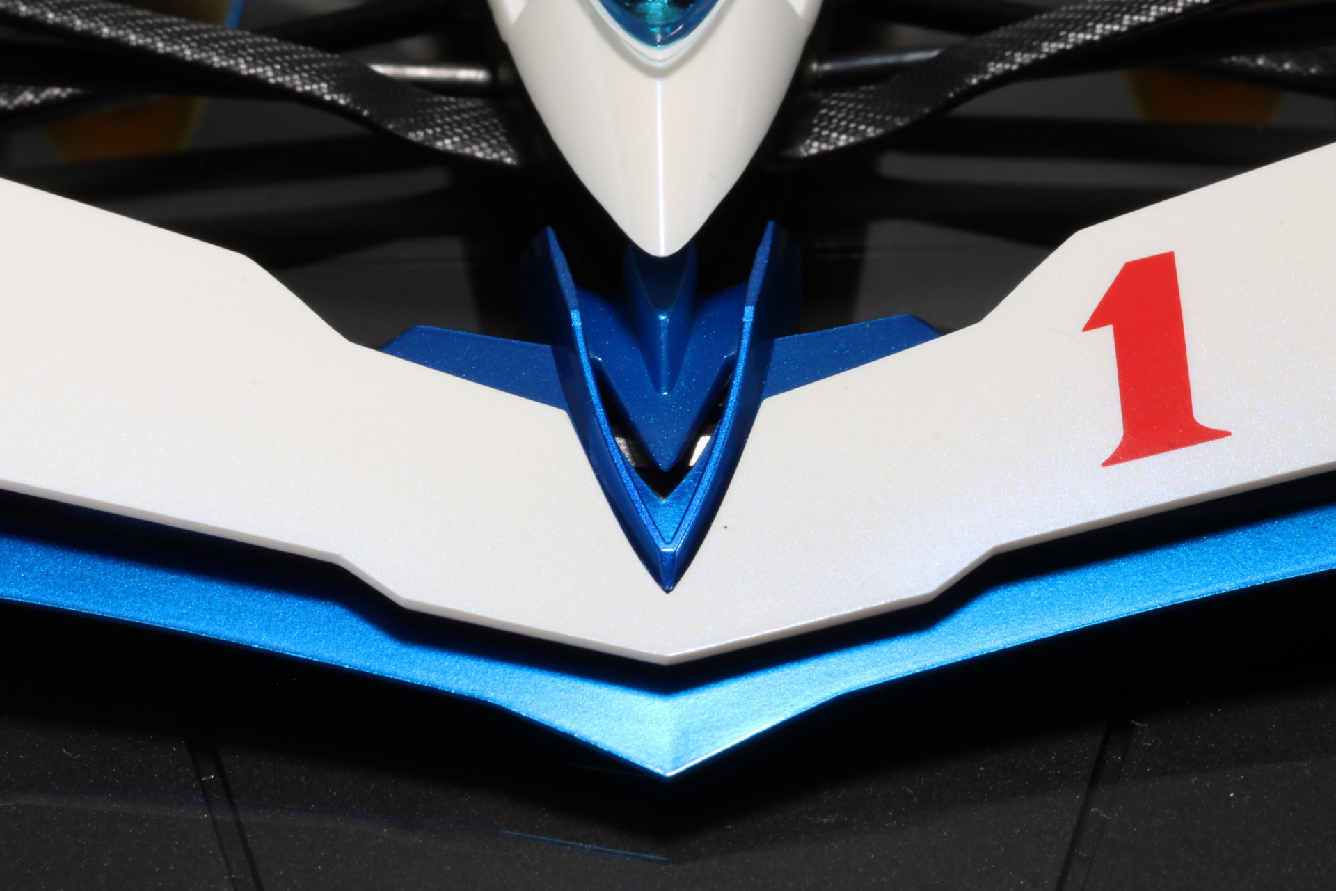 フロントウイングの変形は中央のパーツを押し込む