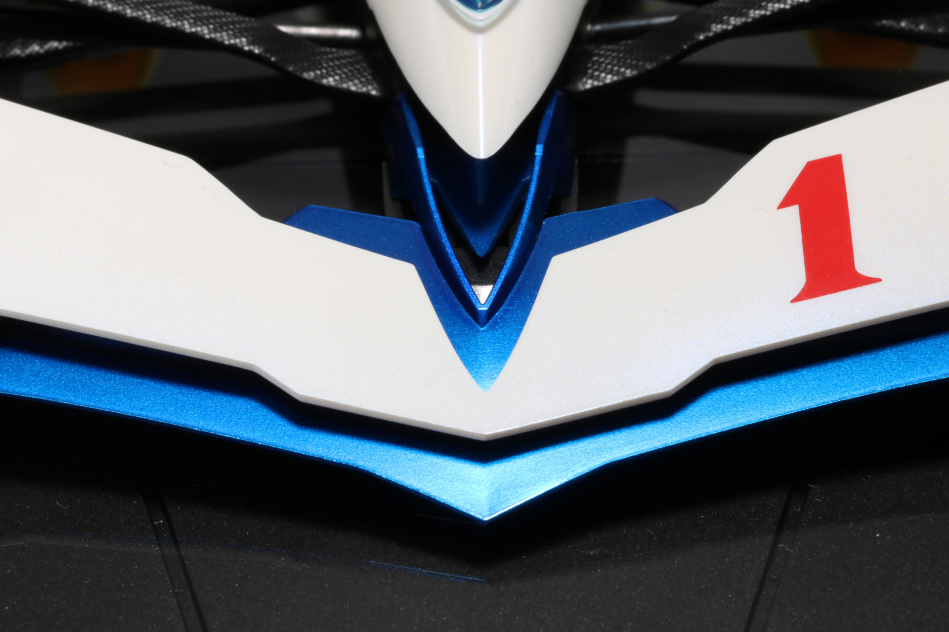 フロントウイングの変形は中央のパーツを押し込む