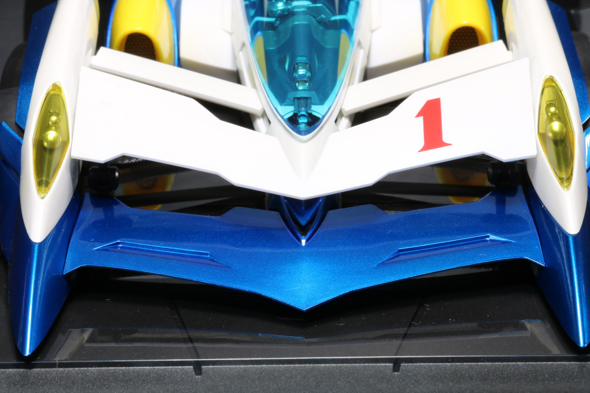 フロントウイングの上層（白いパーツ）を引き上げる