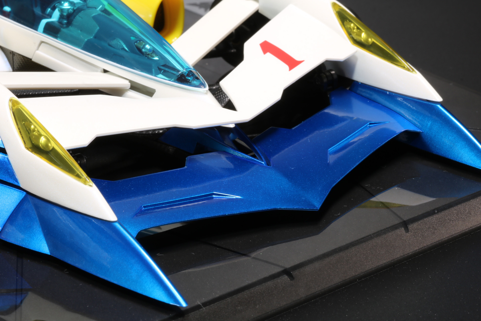 フロントウイングの下層（青いパーツ）の位置を調整