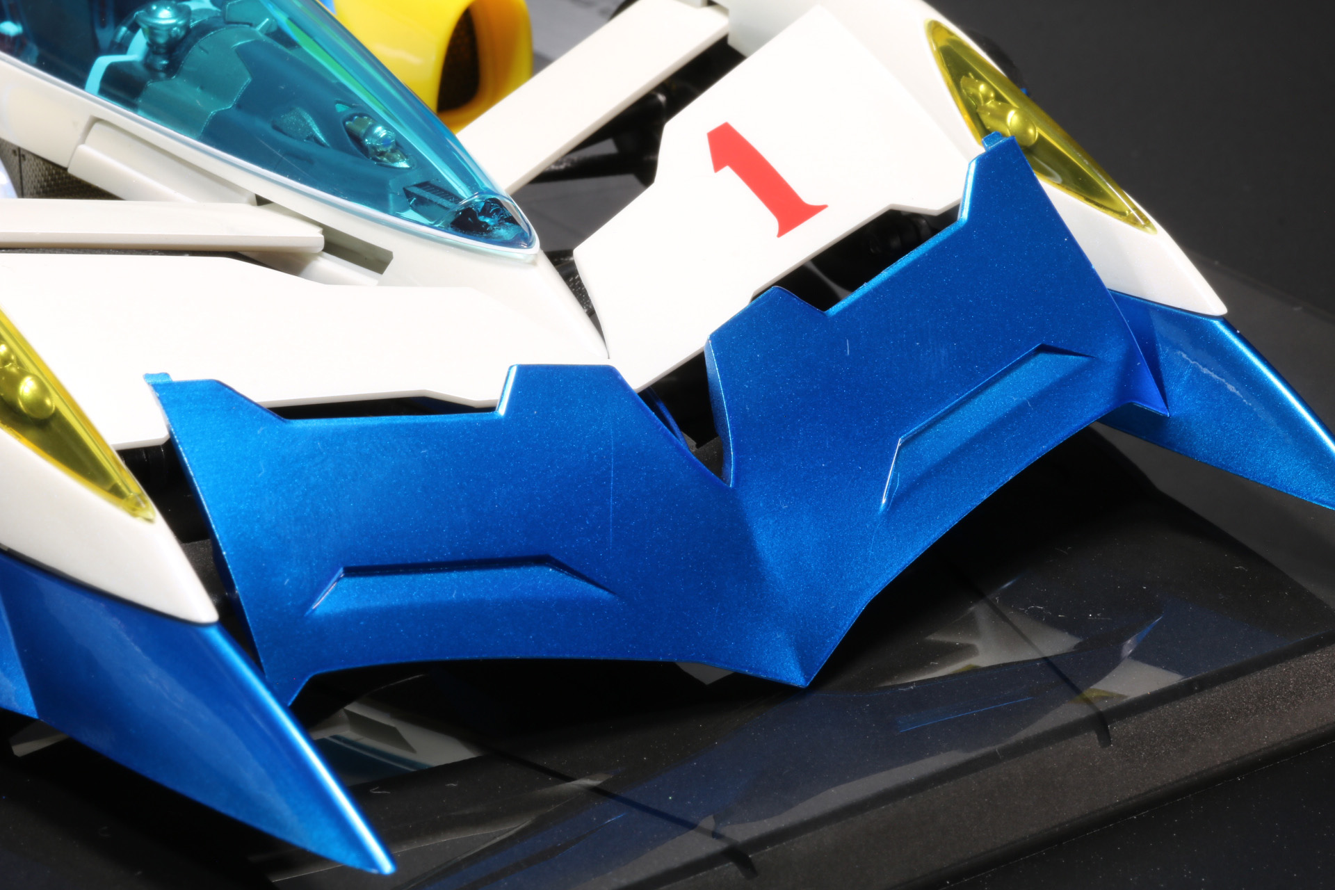 フロントウイングの下層（青いパーツ）の位置を調整