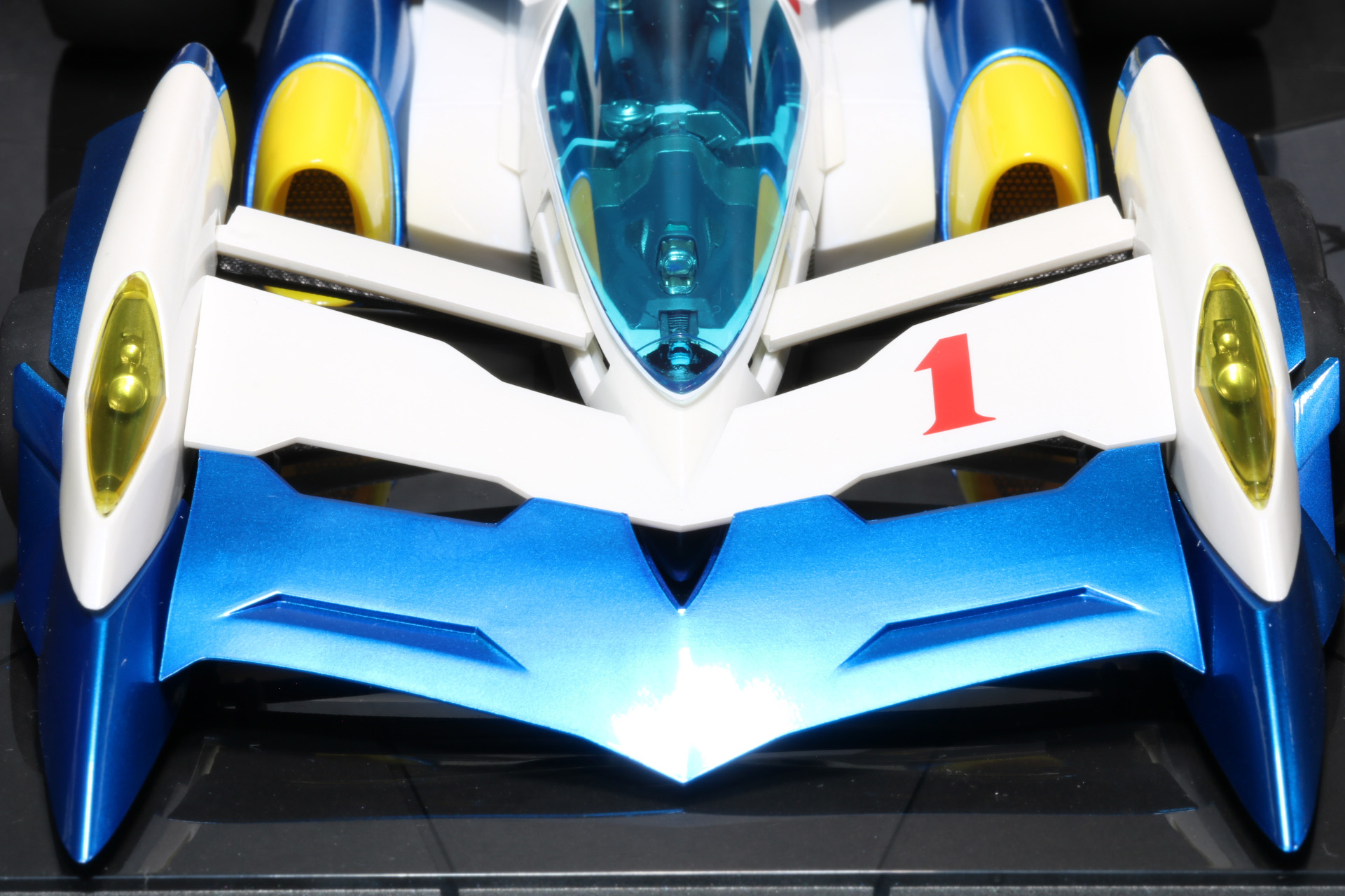 上層と下層が連なるようにして配置。大型のフロントウイングとなる