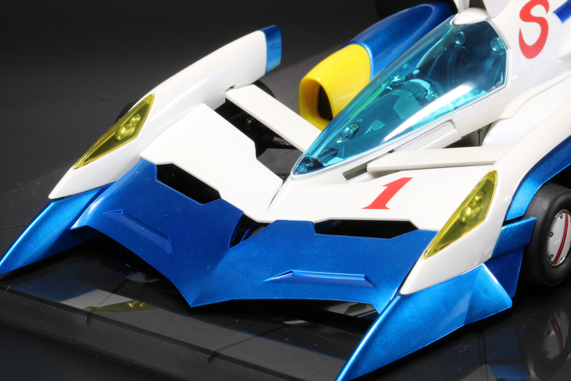 上層と下層が連なるようにして配置。大型のフロントウイングとなる