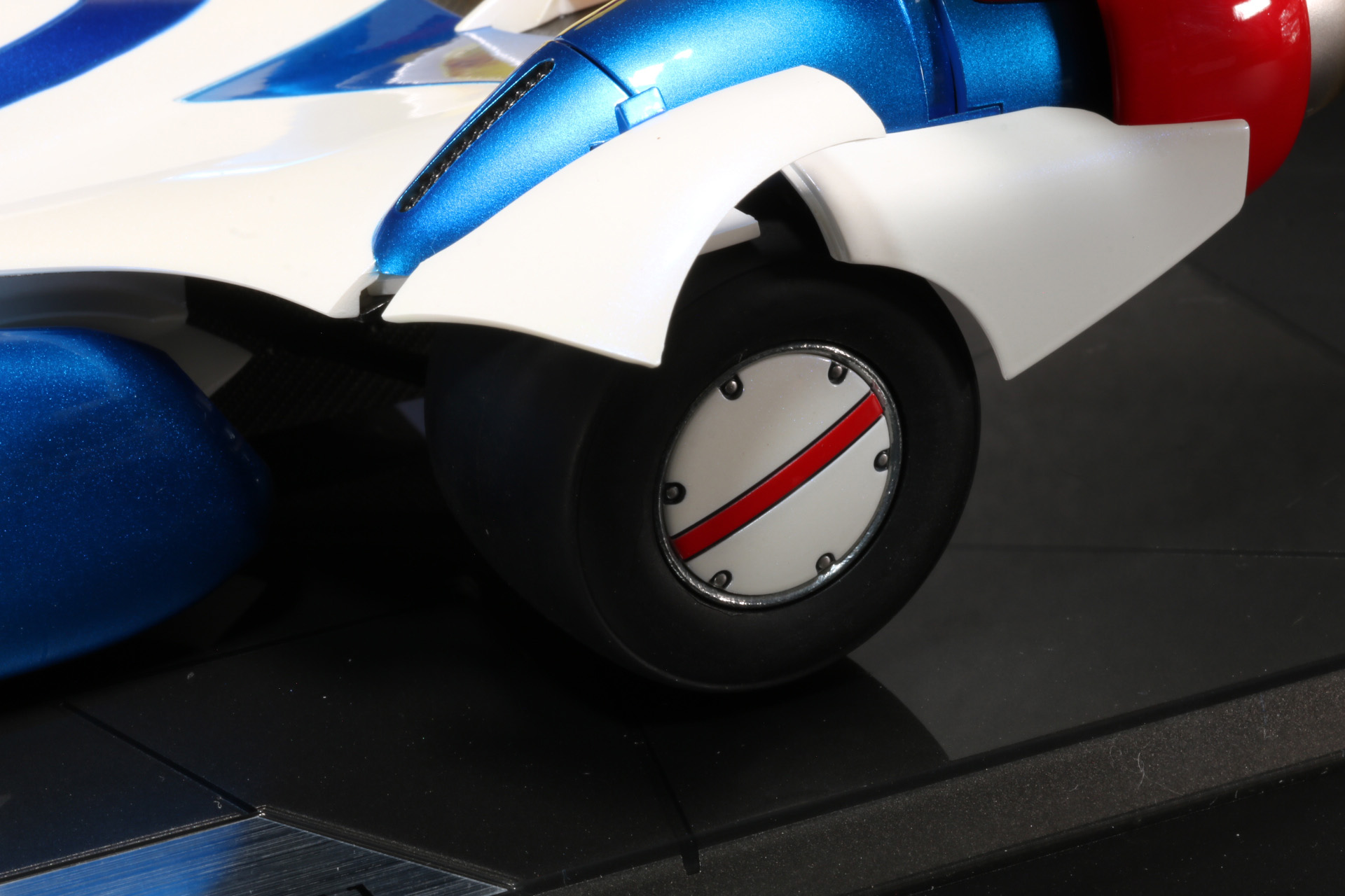 リアタイヤ周りの変形は一部パーツを引き上げ、リアタイヤを押し込む