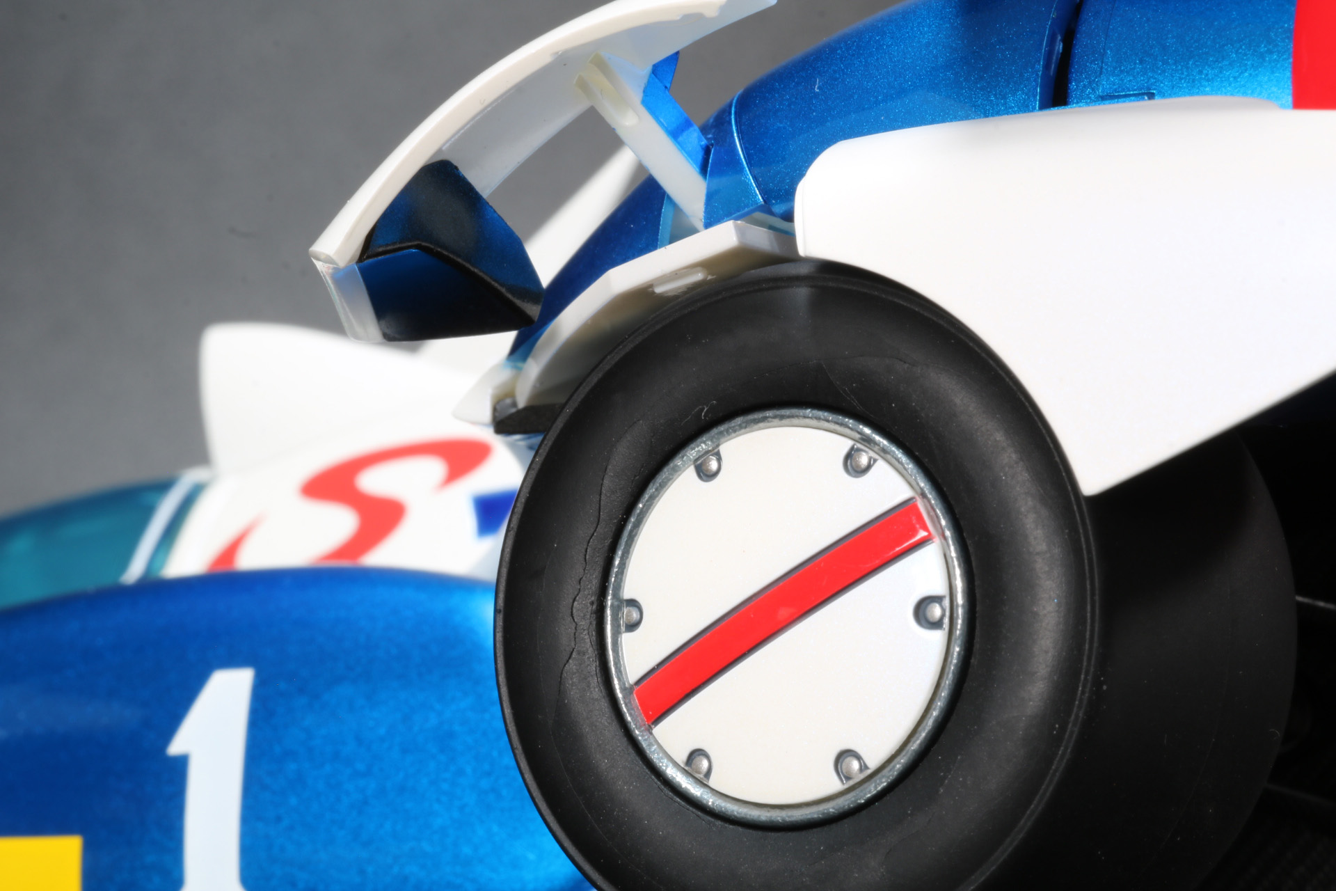 リアタイヤ周りの変形は一部パーツを引き上げ、リアタイヤを押し込む