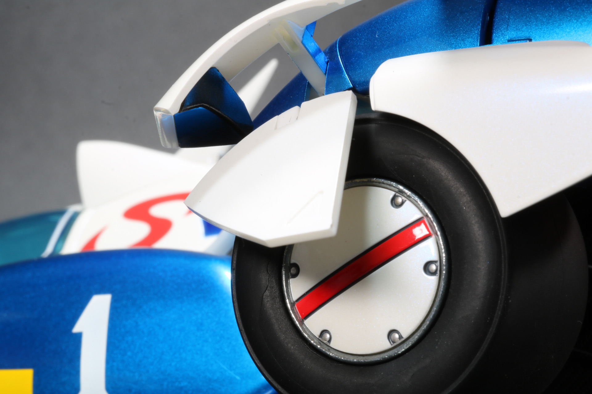 引き上げたパーツ裏にあるカバーを引っ張り出してリアタイヤを覆う