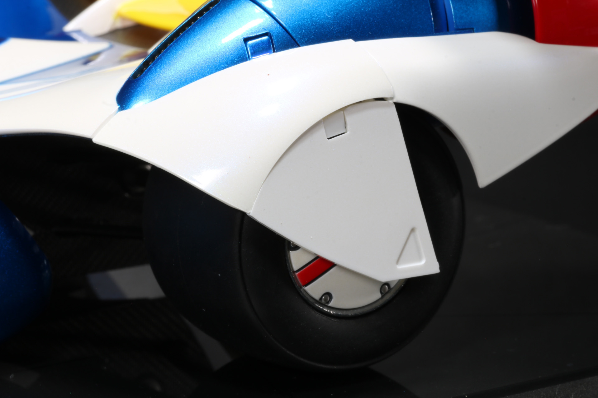 引き上げたパーツ裏にあるカバーを引っ張り出してリアタイヤを覆う