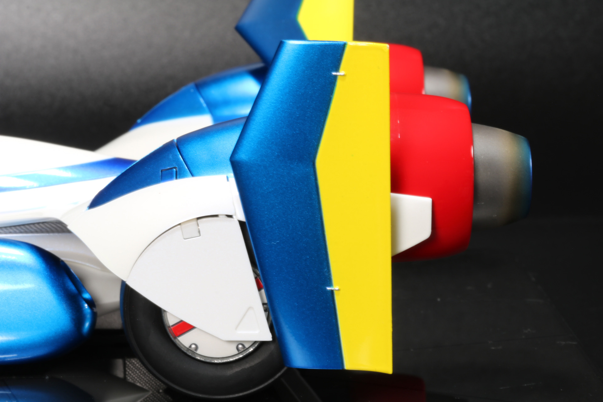 リアウイングはリヤタイヤにかぶせる様にして可動