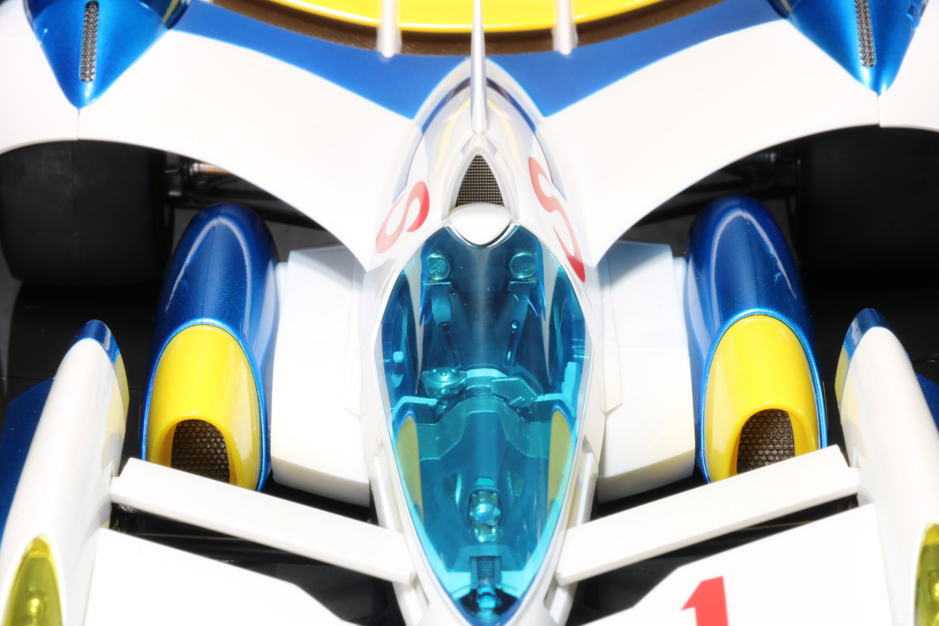 サイドポッドを展開して広い車体に変化