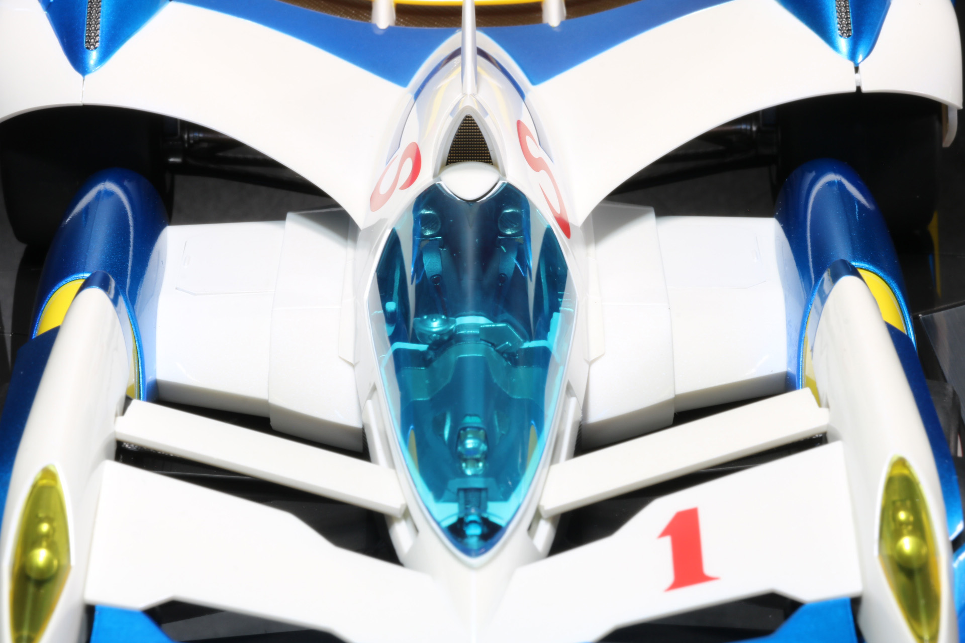 サイドポッドを展開して広い車体に変化