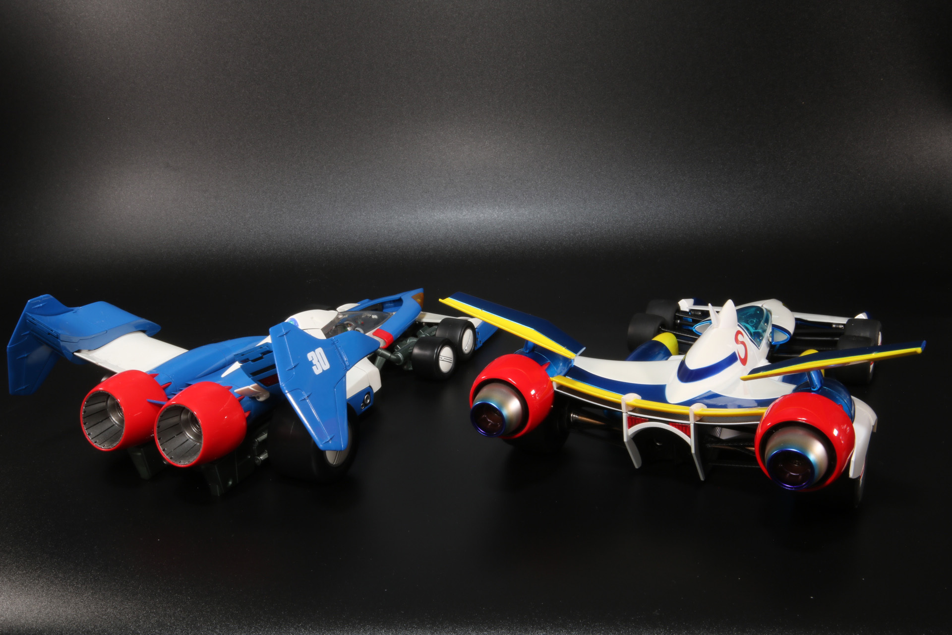 「スーパーアスラーダ01」（左）と「スーパーアスラーダ AFK-11」（右）の各エアロモード比較