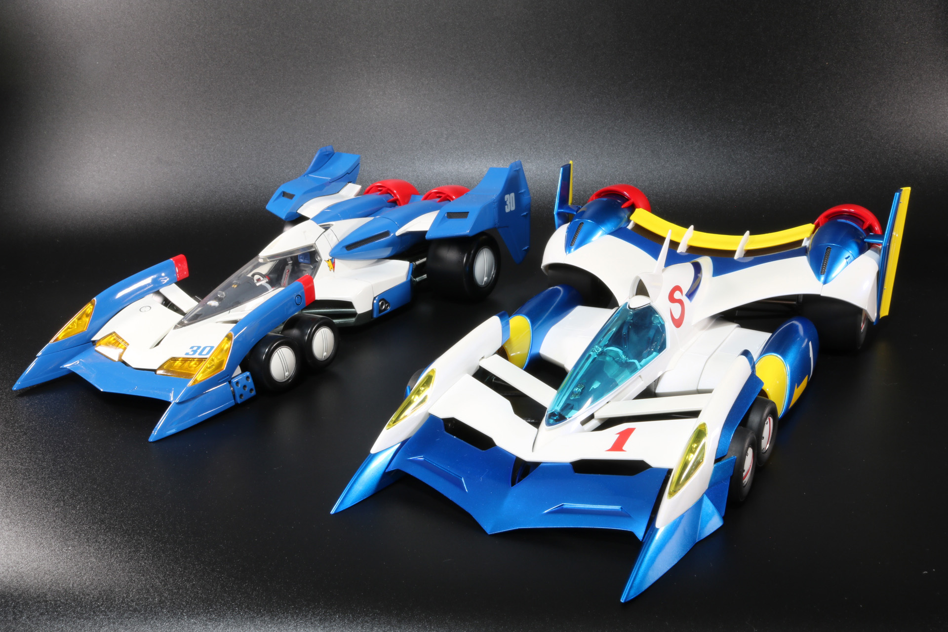 「スーパーアスラーダ01」（左）と「スーパーアスラーダ AFK-11」（右）の各エアロモード比較