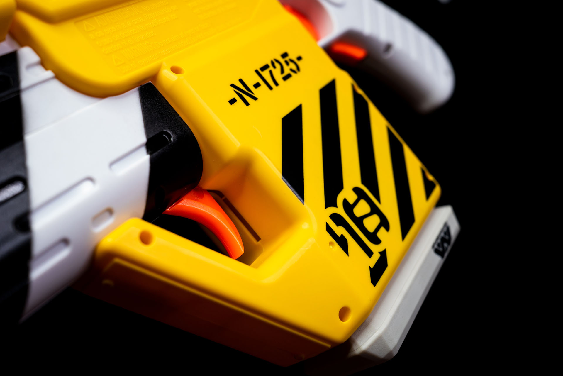 随所にある黒いストライプが、ベースカラーの黄色と相まってカッコイイ！（工事現場とかいうな！）