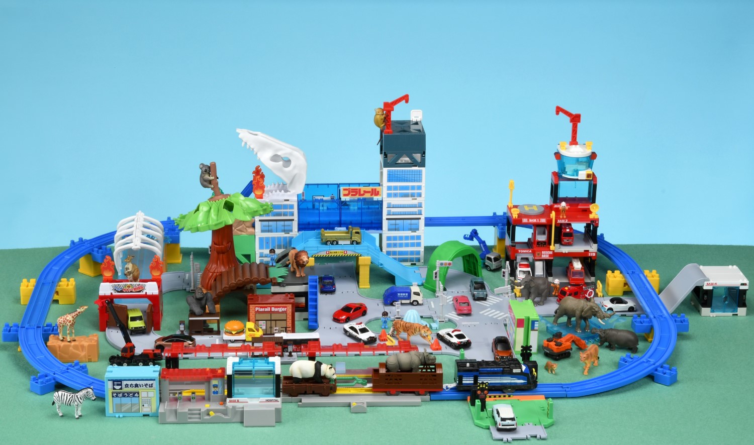 「まちクリエーター」規格を採用した商品を一緒にレイアウトしたイメージ。トミカ、プラレール車両、アニア、一部小物は別売り