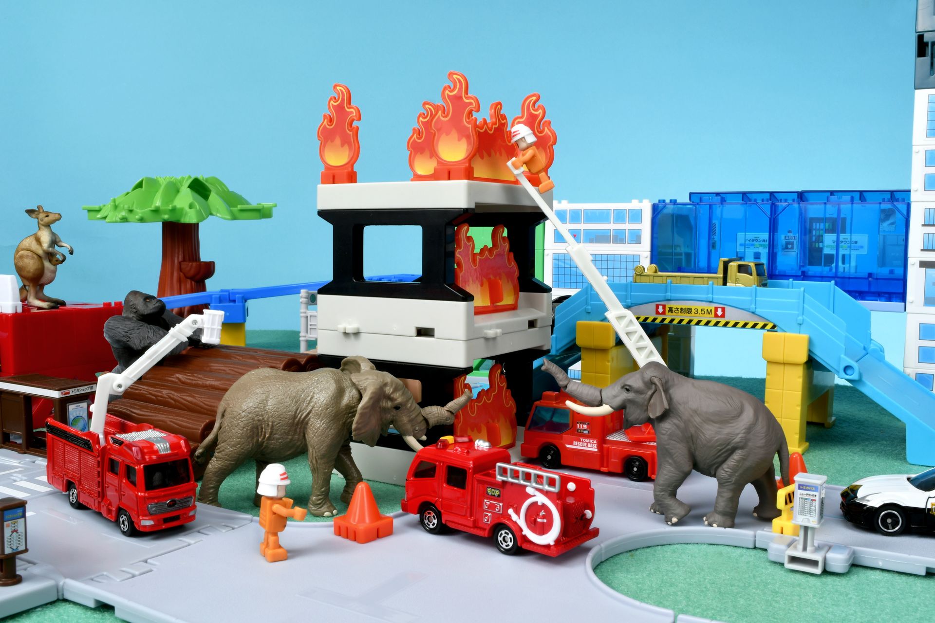 消防車とゾウによる、消火合同作戦！炎パーツにはスタッドの受け口が付いているので、スタッドがある任意の場所に設置可能