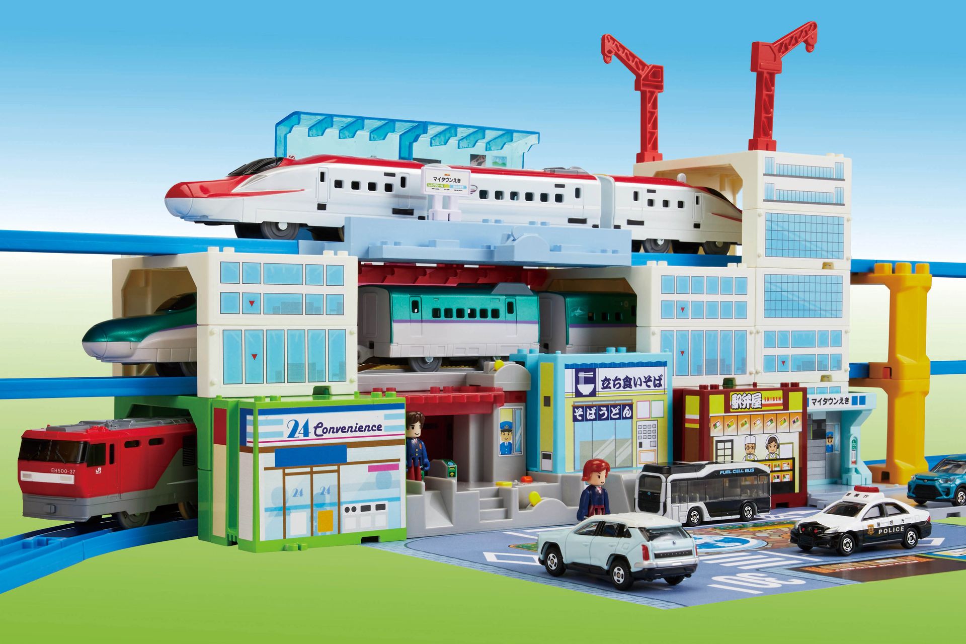 工事中の大きな駅とその駅前。車両が躍動する、リアルなシーンが完成