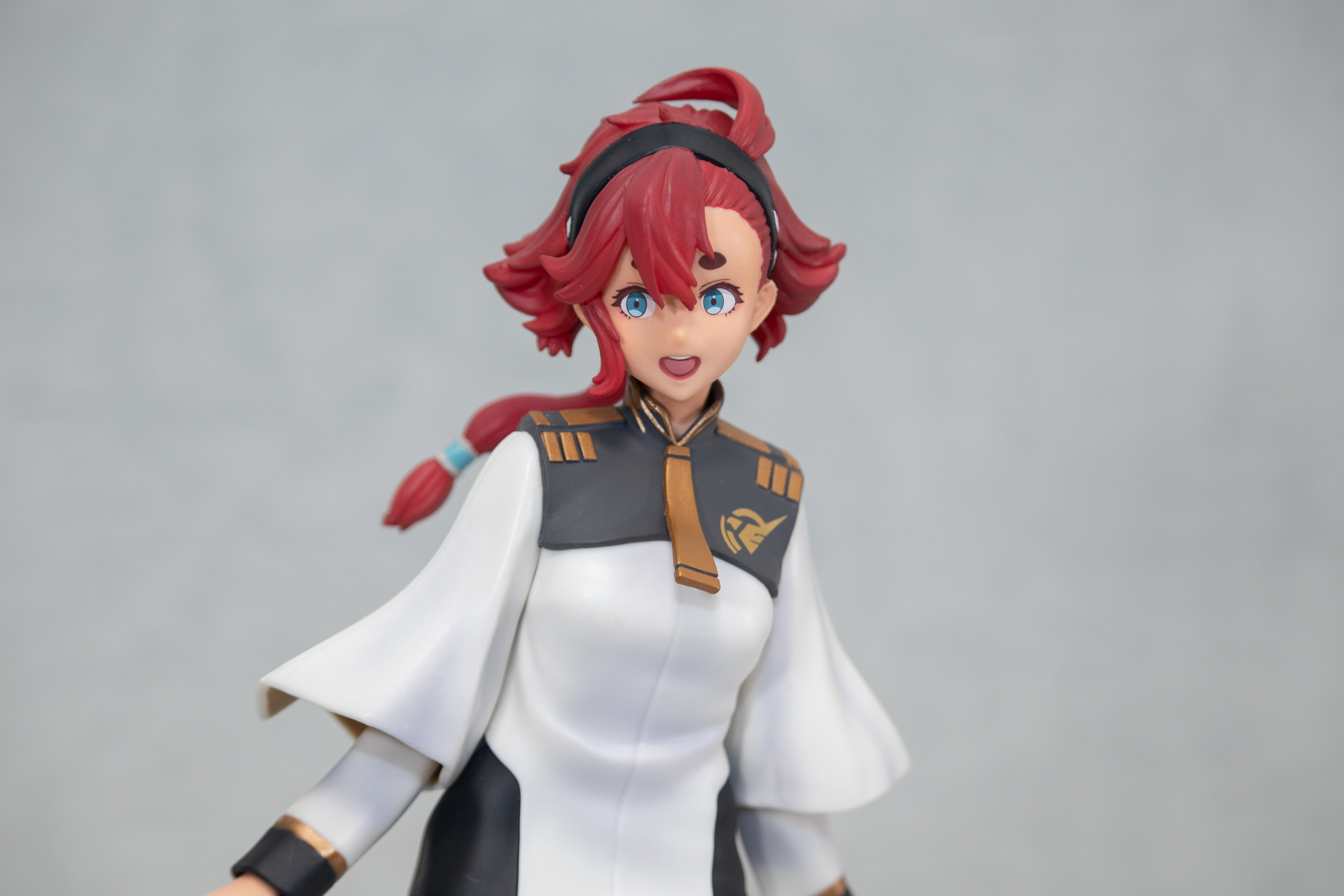 アイプリントはくっきり。まつげやチャームポイントの太眉はブラウンで塗装されている。口周りの塗装は独特だが劇中のイメージをよく表現している