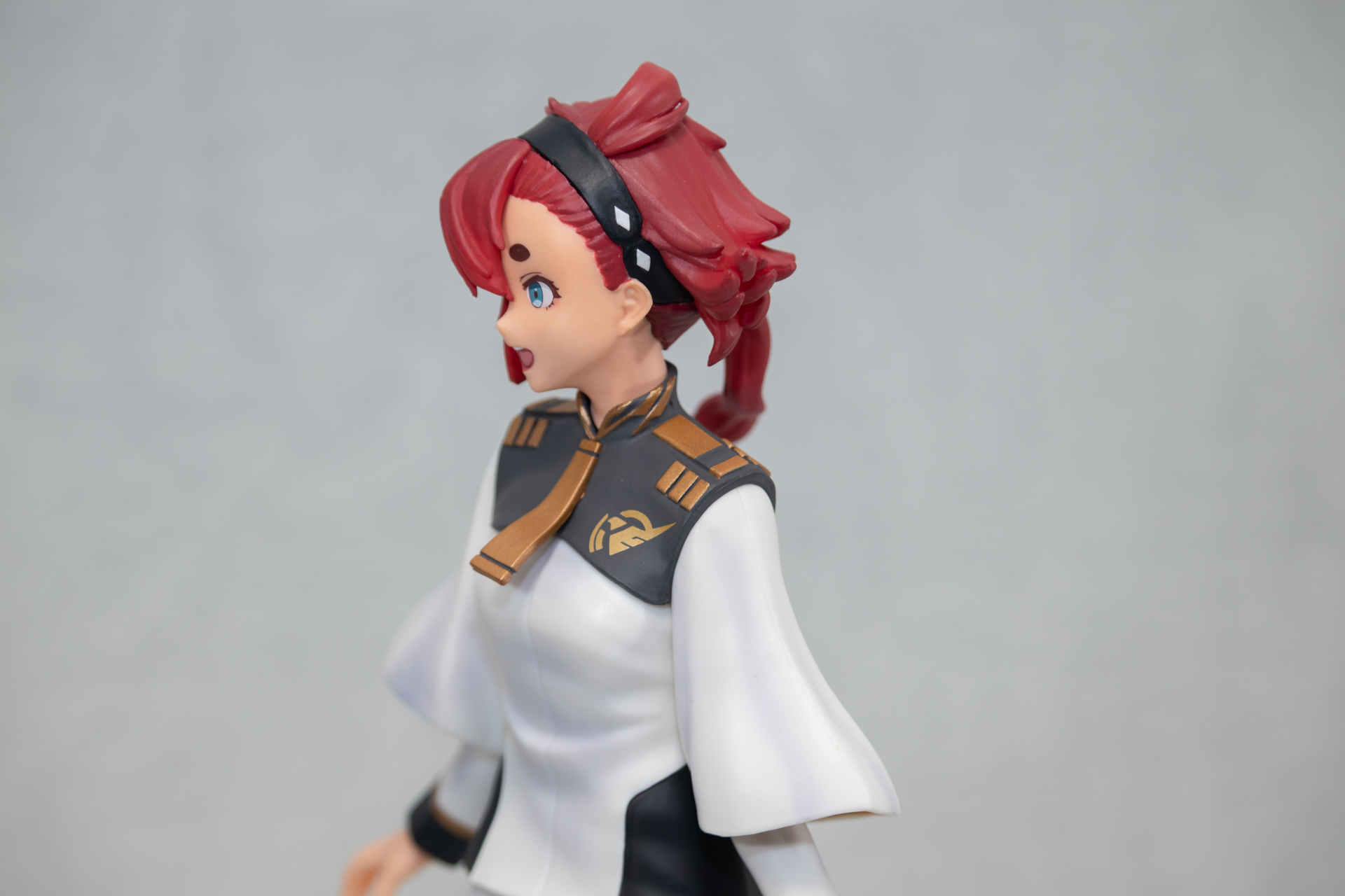 黒いヘアバンドは耳の後ろまで造型されている。白いマークの間にかかるように髪の被り方まで再現されているのが細かい