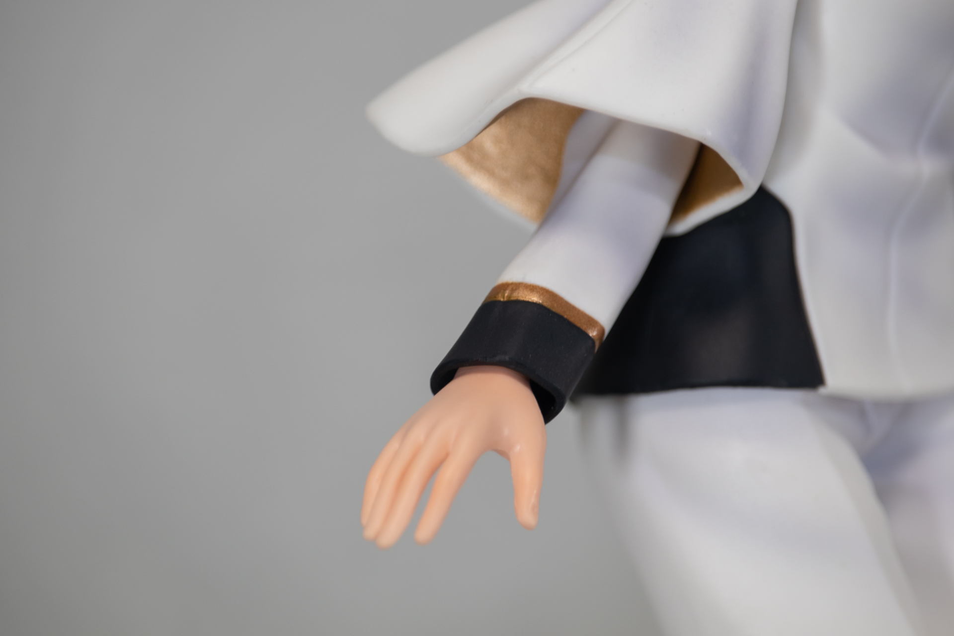 袖のゴールドのラインも塗り分けられていた。上衣の袖は内側がゴールドで塗装