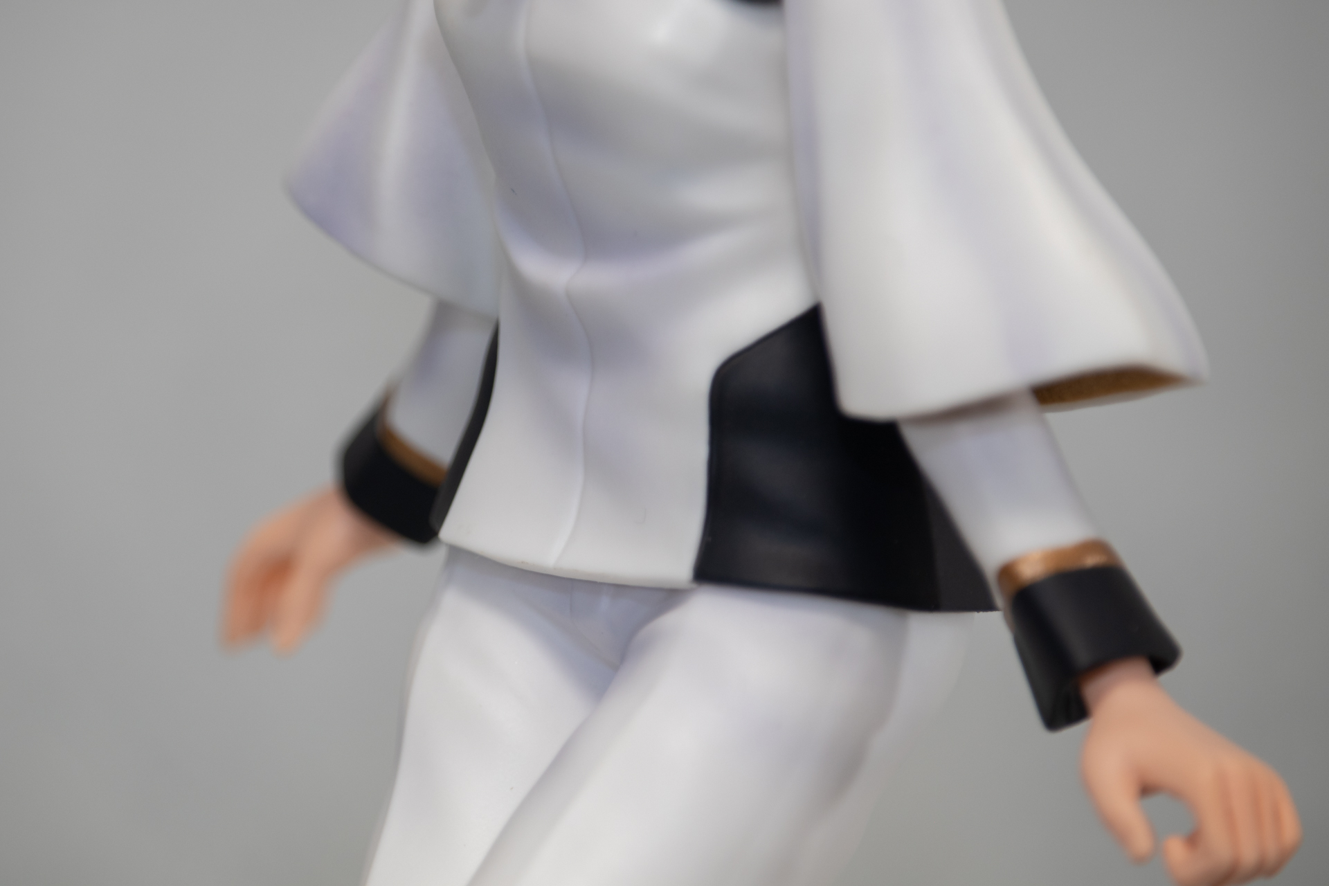 服の皺など陰となる部分はグレーで立体的に表現