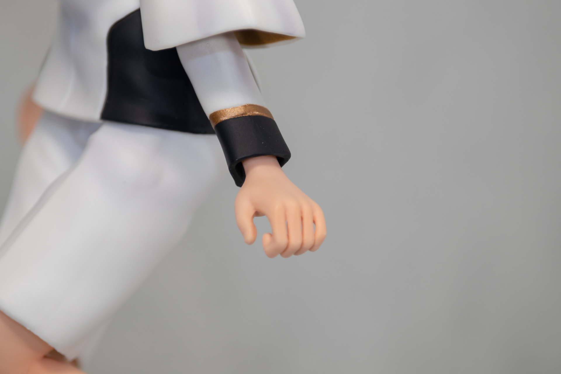 袖のゴールドのラインも塗り分けられていた。上衣の袖は内側がゴールドで塗装