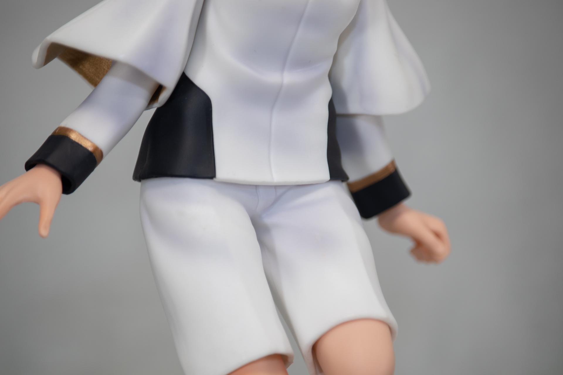 服の皺など陰となる部分はグレーで立体的に表現