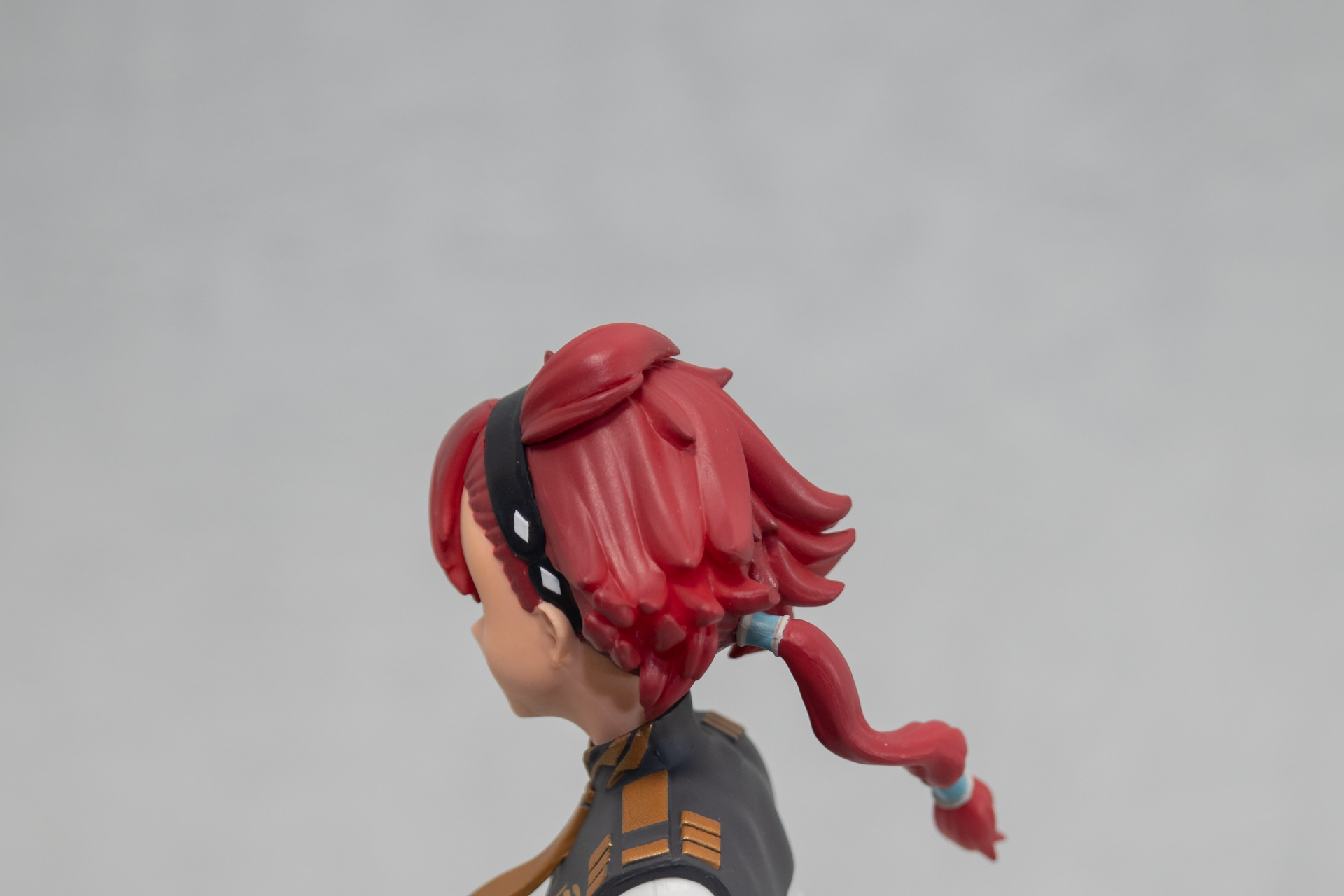 髪全体は右に流れているような感じ。アホ毛もくるんと右方向へ