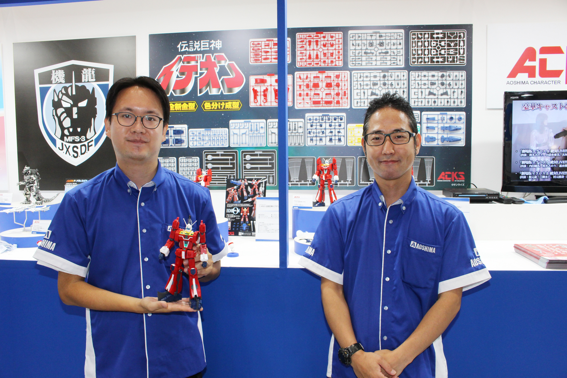 アオシママーケティング本部企画部キャラクタ企画チームの齋藤貴信氏（左）と同企画チームリーダーの金田辰也氏（右）。インタビューは9月30日の全日本模型ホビーショーにて収録した