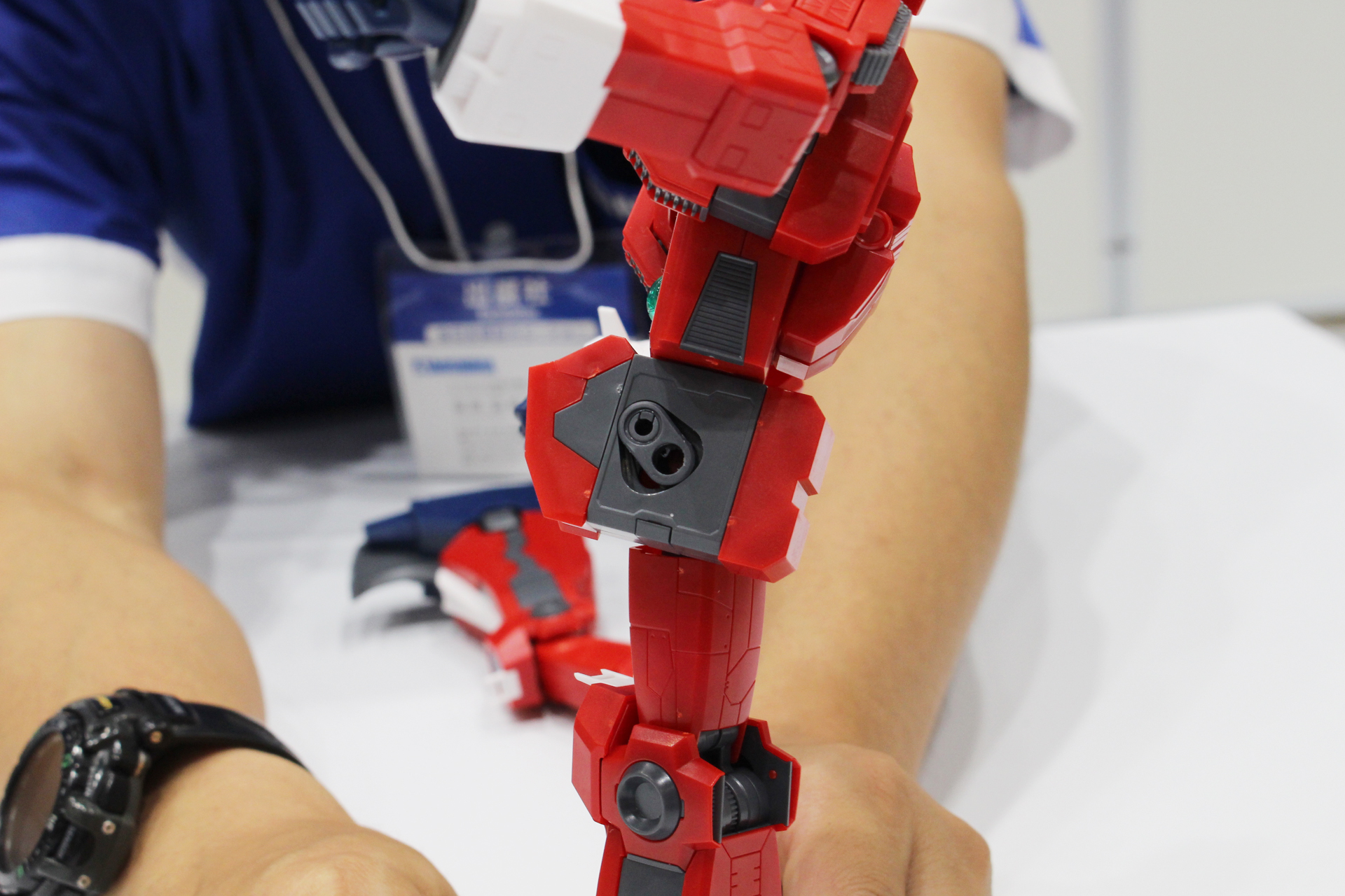 脚部付け根に設置されたスイング式の関節。可動に対する設計の工夫が要所に施されている