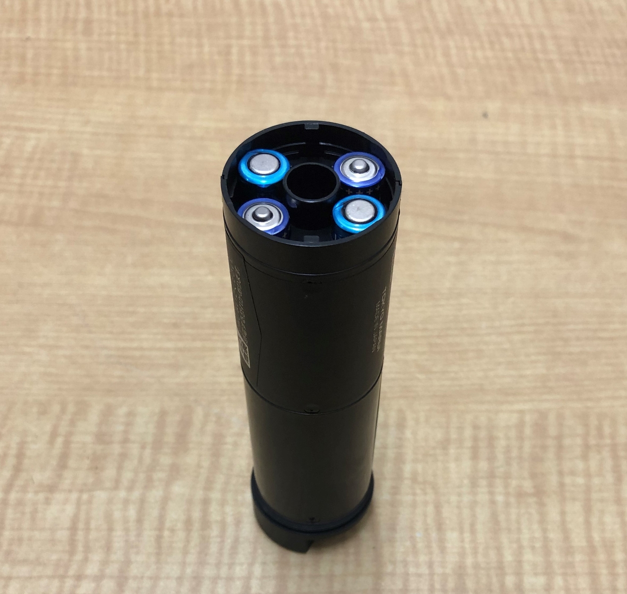 単四電池4本を、指示通りに挿入し元に戻す