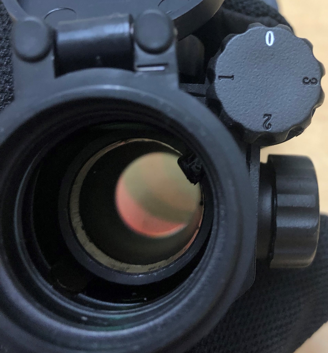 ドットの光度切替は画像の数字が書かれた“つまみ”で調整する 3段階用意