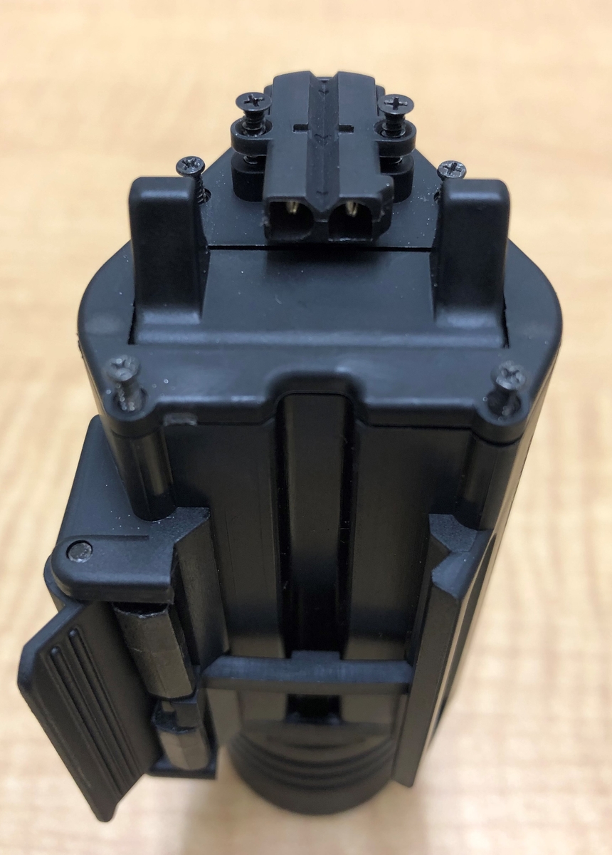 まずはライト底面のネジを全体的に緩める。小さいのでなくさないように注意