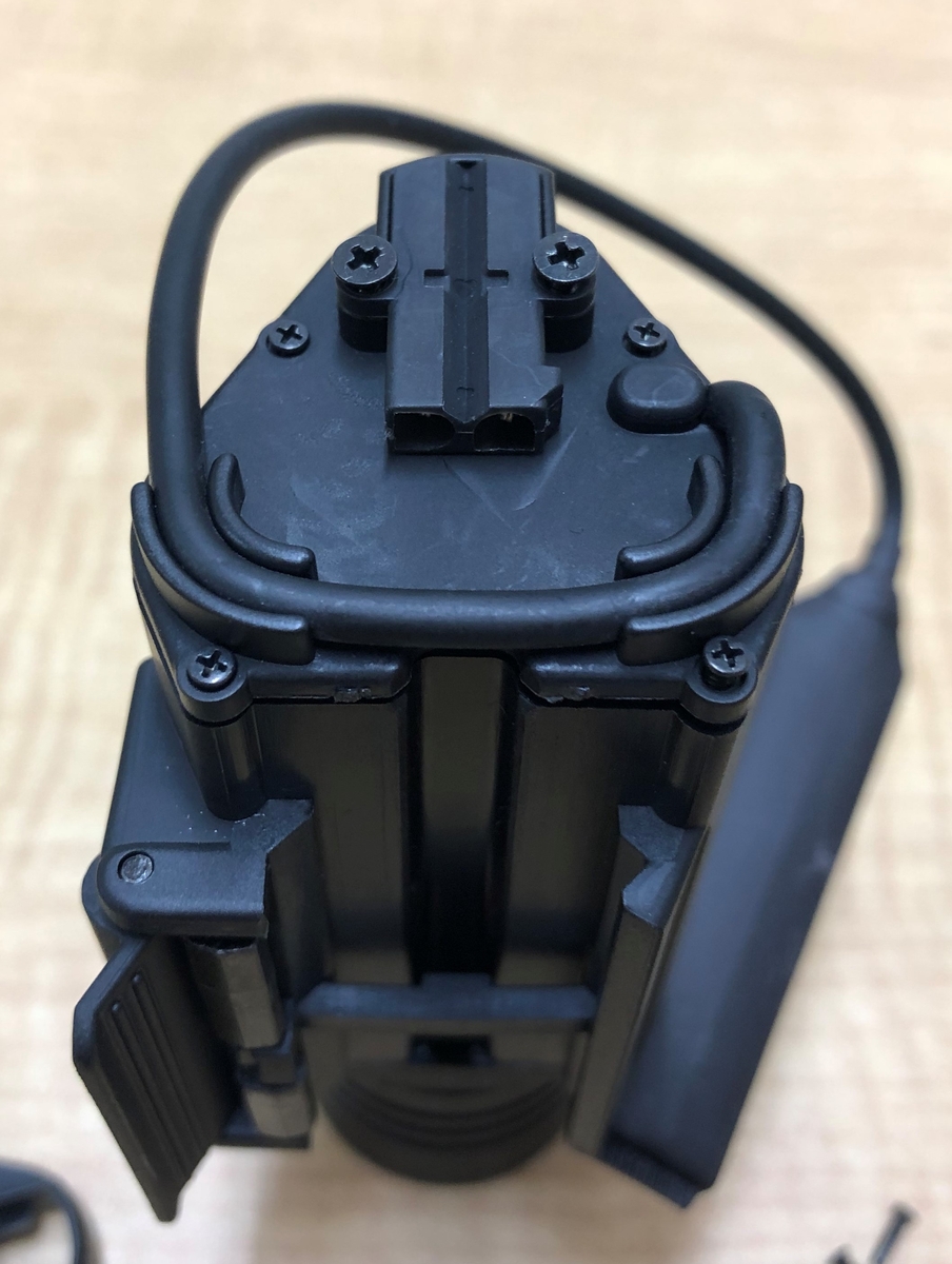 まんべんなくネジを締めていく