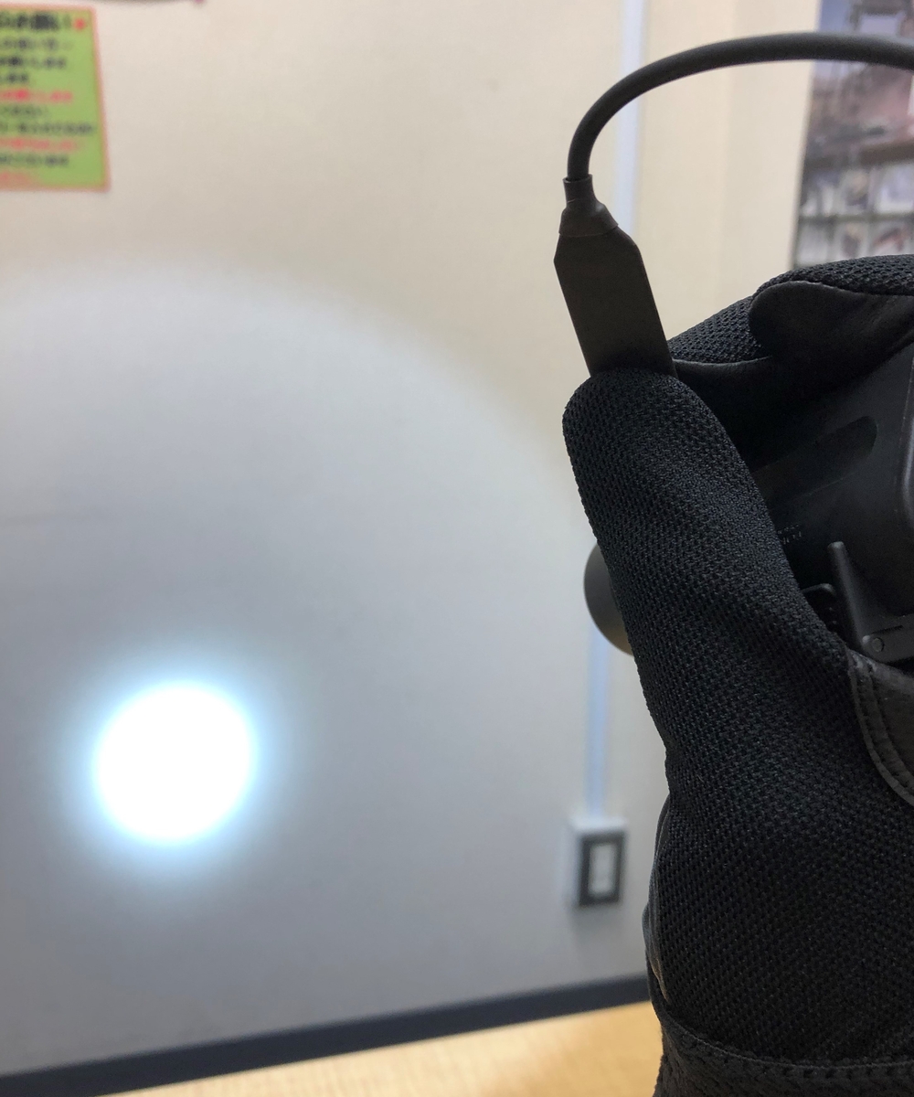 リモートスイッチキットの長方形の板状のものを押すと点灯