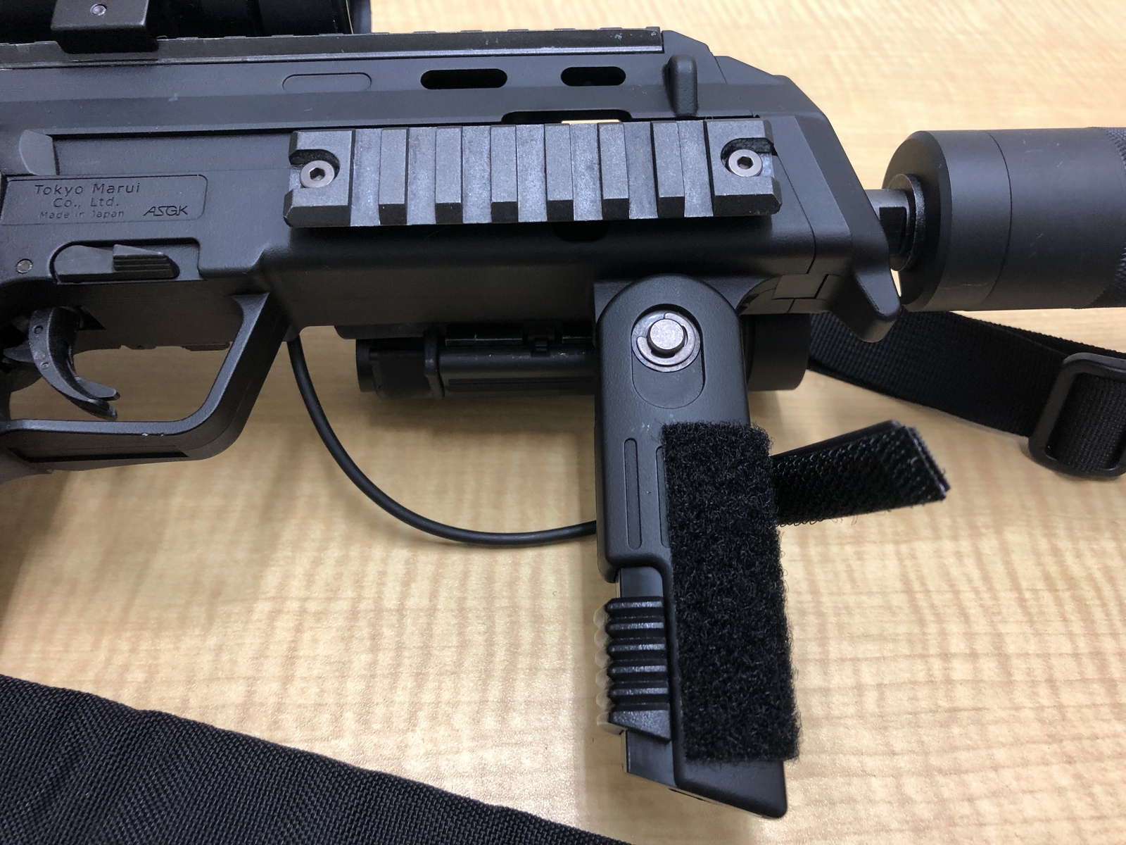 「LEDプロライト用リモートスイッチキット」のスイッチは付属のマジックテープを使うことでコンパクトに取り付け可能