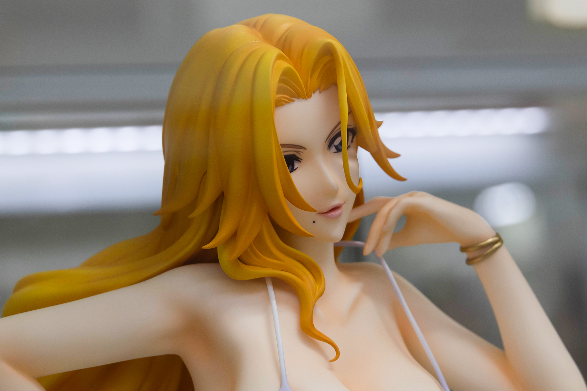 指で水着の紐を持ち上げたポージングも素晴らしい。