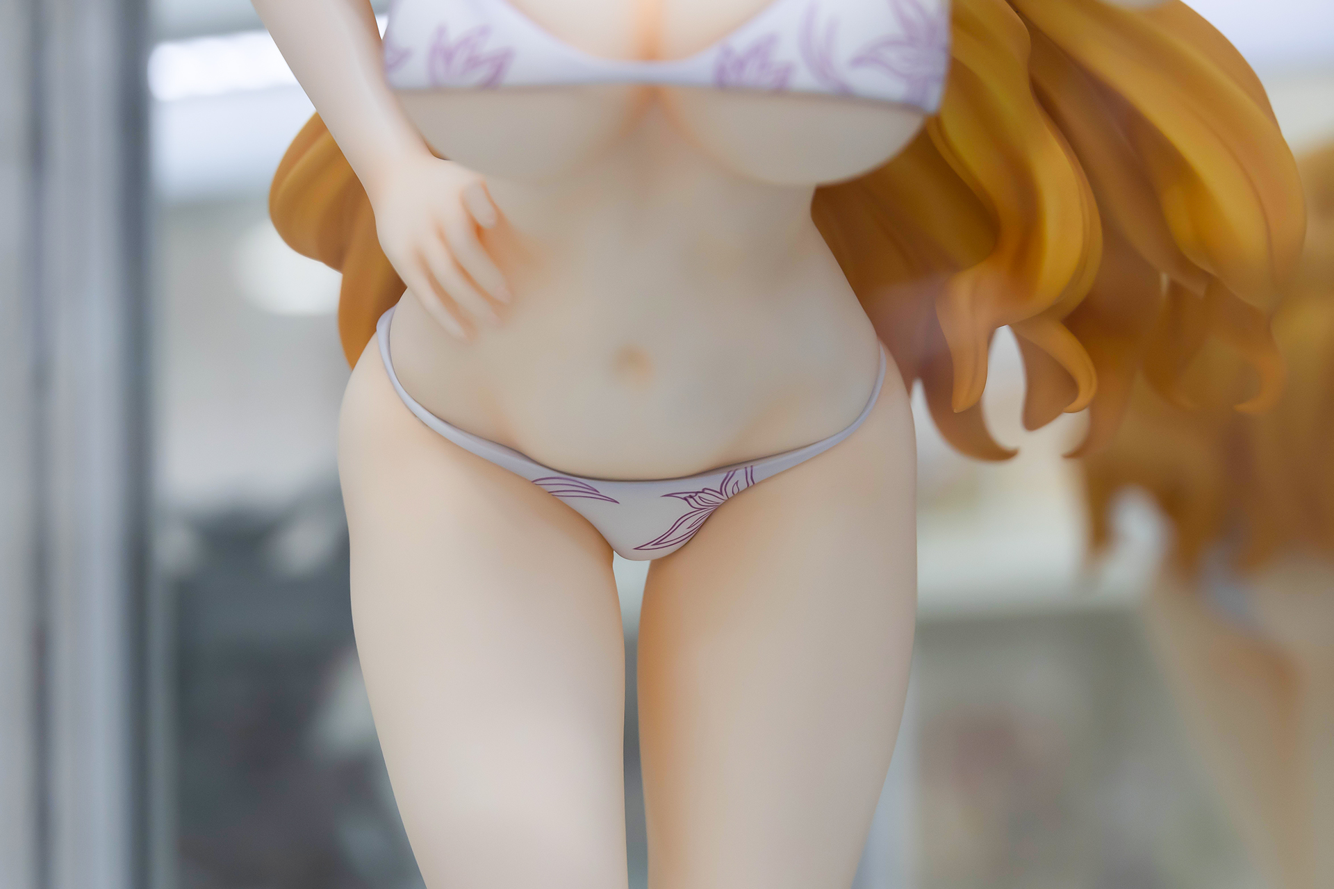 おへそ辺りの造形も見事である。