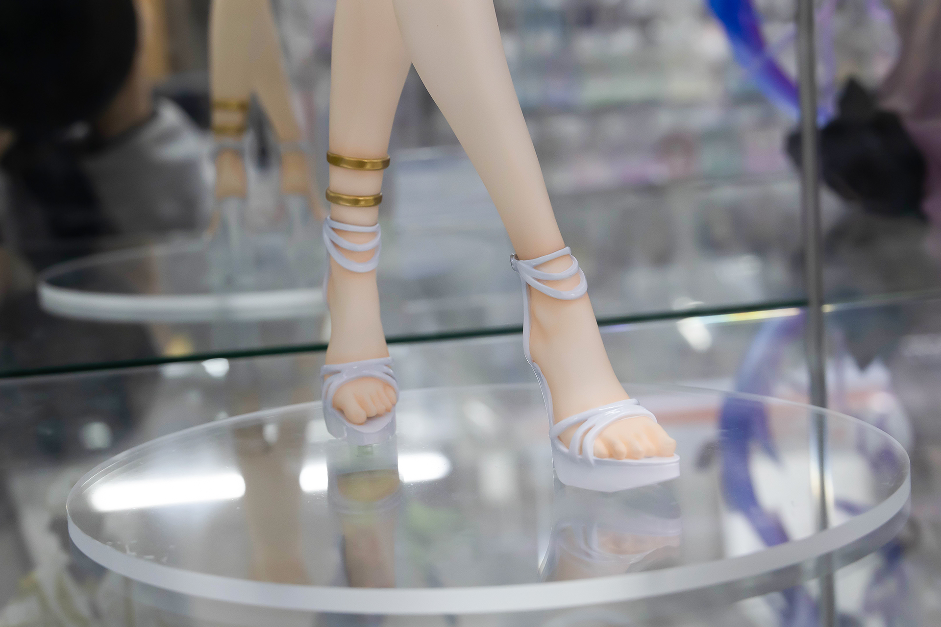 足には白いハイヒールを履いている。展示品の台座はシンプルだ。