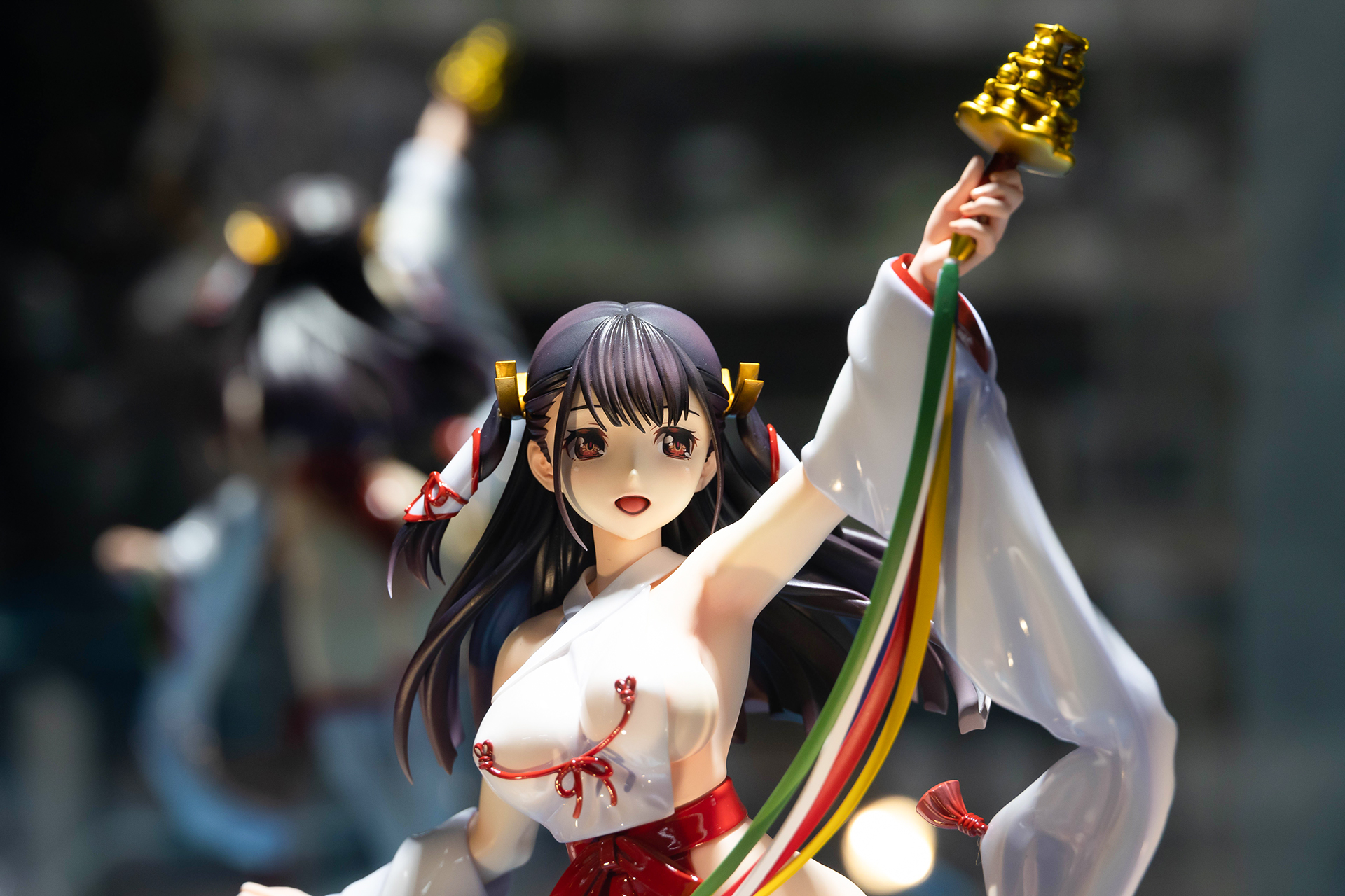 清楚な巫女姿とセクシーなスタイルが、見事に融合!?