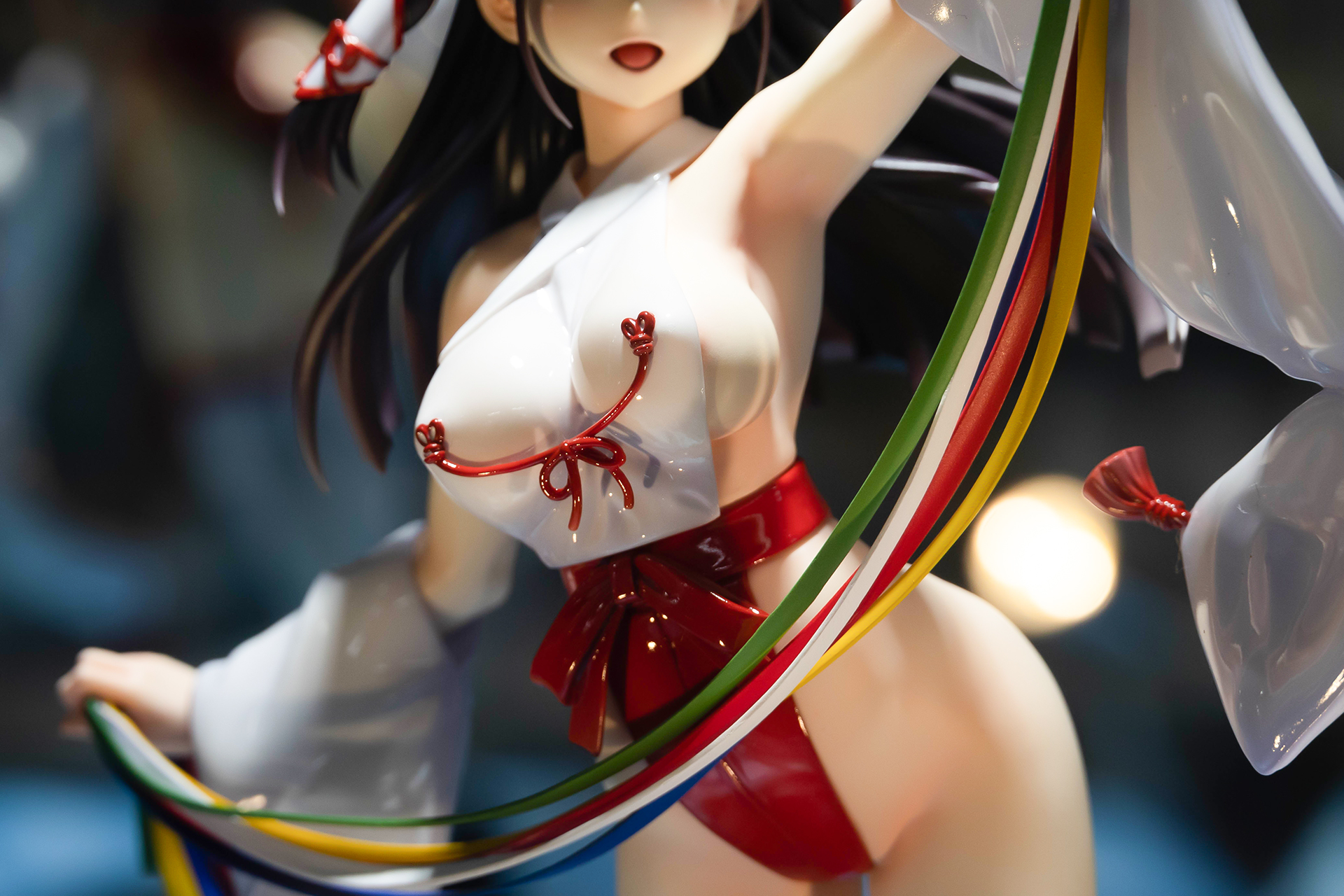 胸元の衣装はキャストオン機構になっている。