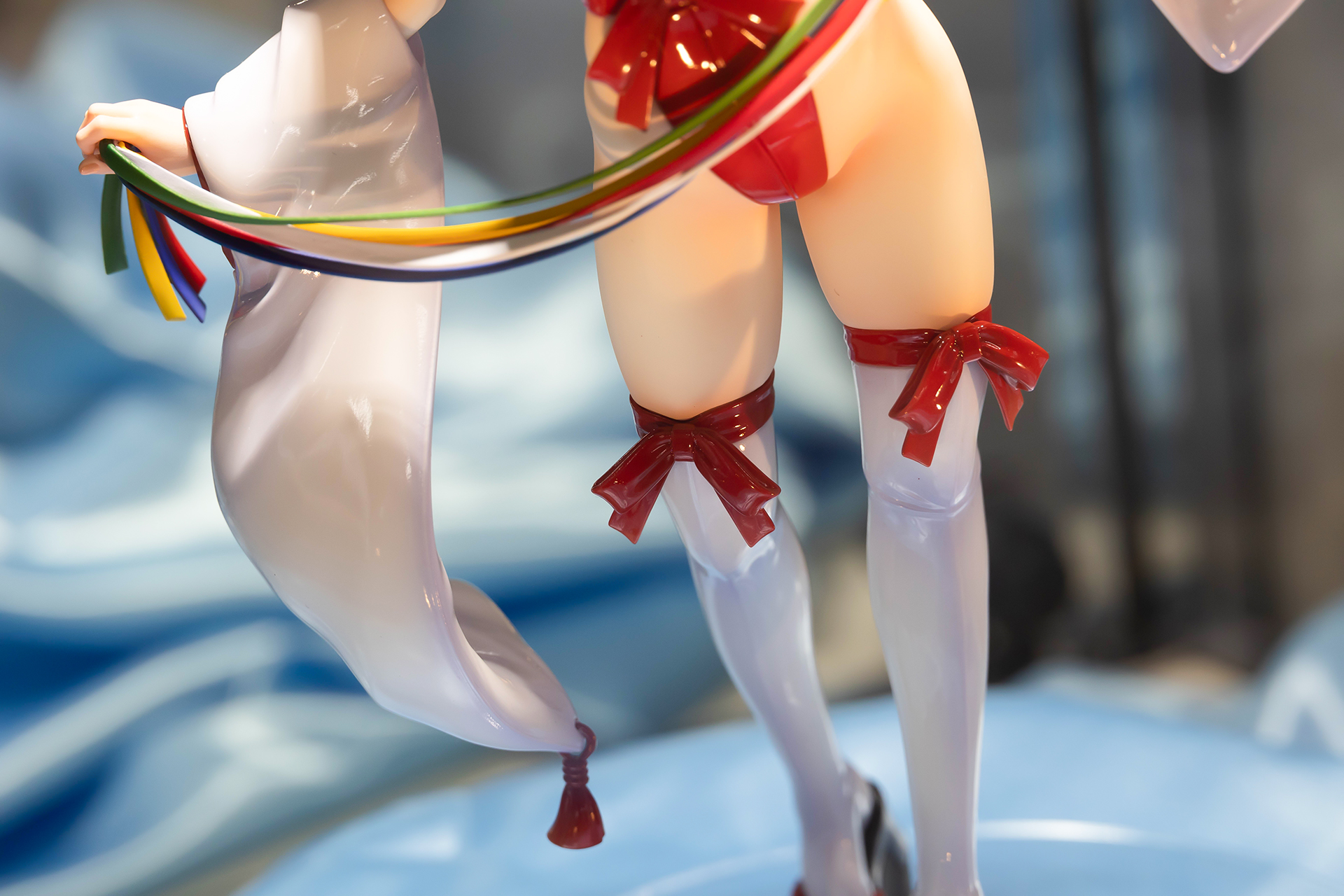 露出度の高い太ももに、赤いリボンが付けられた白いタイツ姿が素晴らしい。