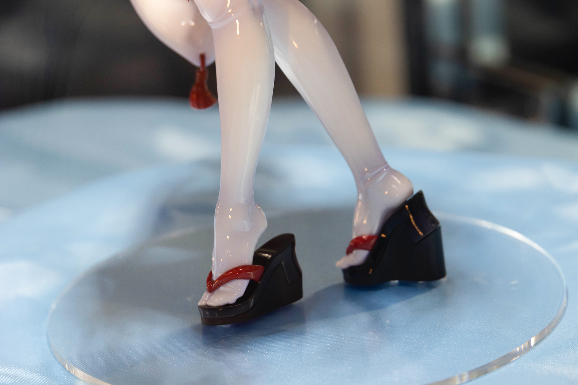 巫女だが、草履ではなく花魁のような背の高い下駄を履いているのは面白い。