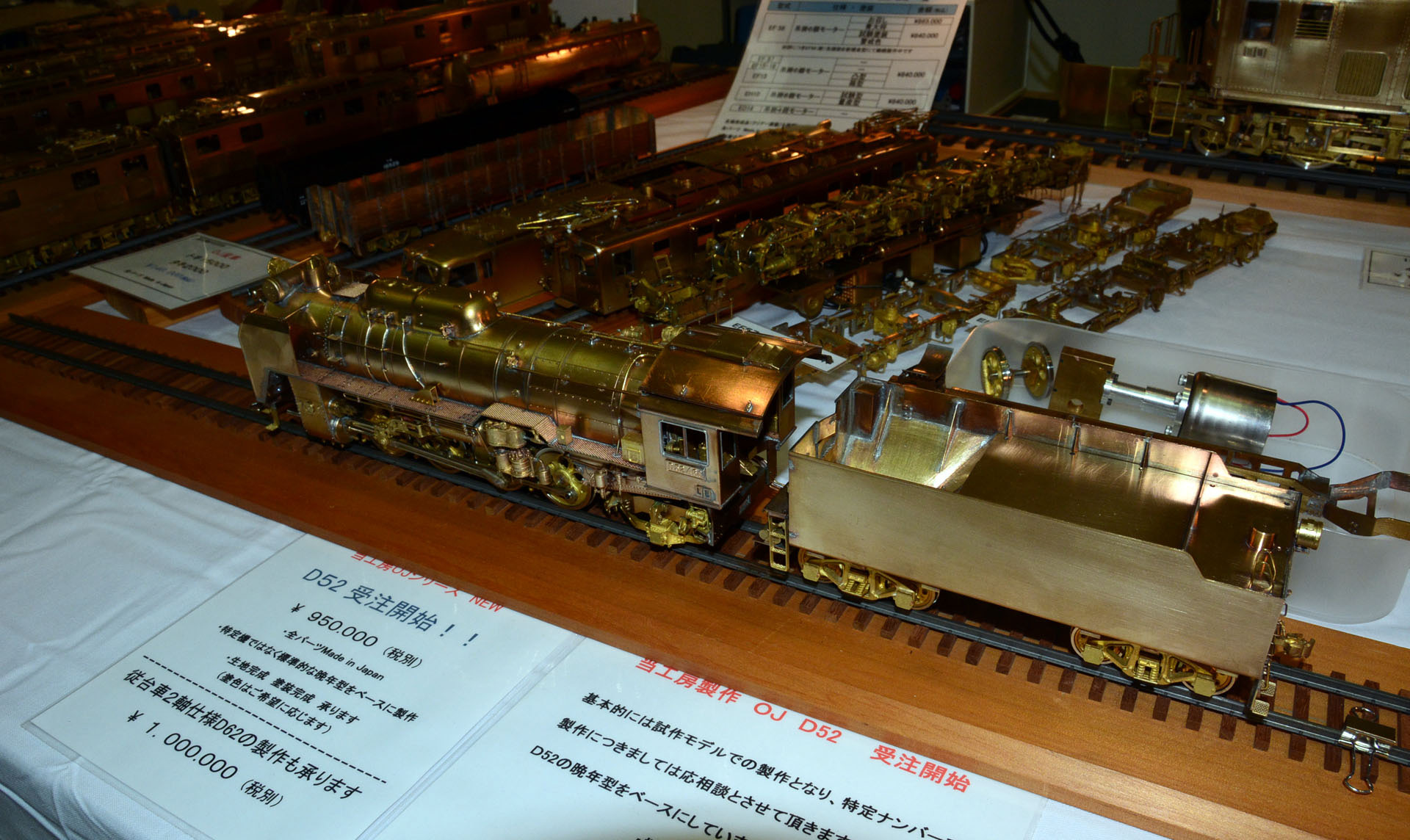 真鍮のSL模型。リベットや動輪など凄まじい情報量だ