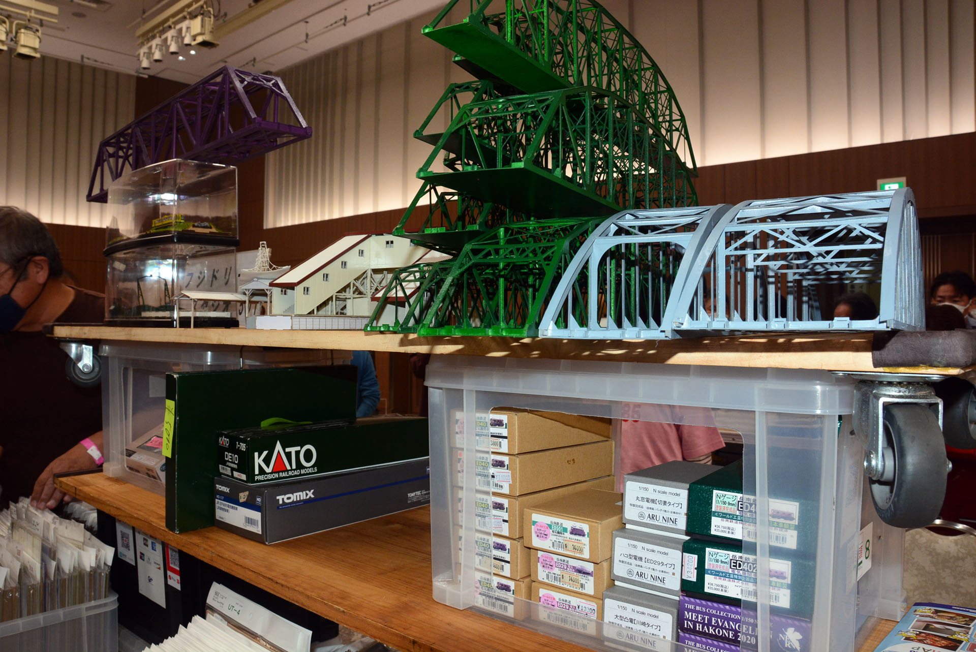 こちらは鉄橋。組立式のキットだという