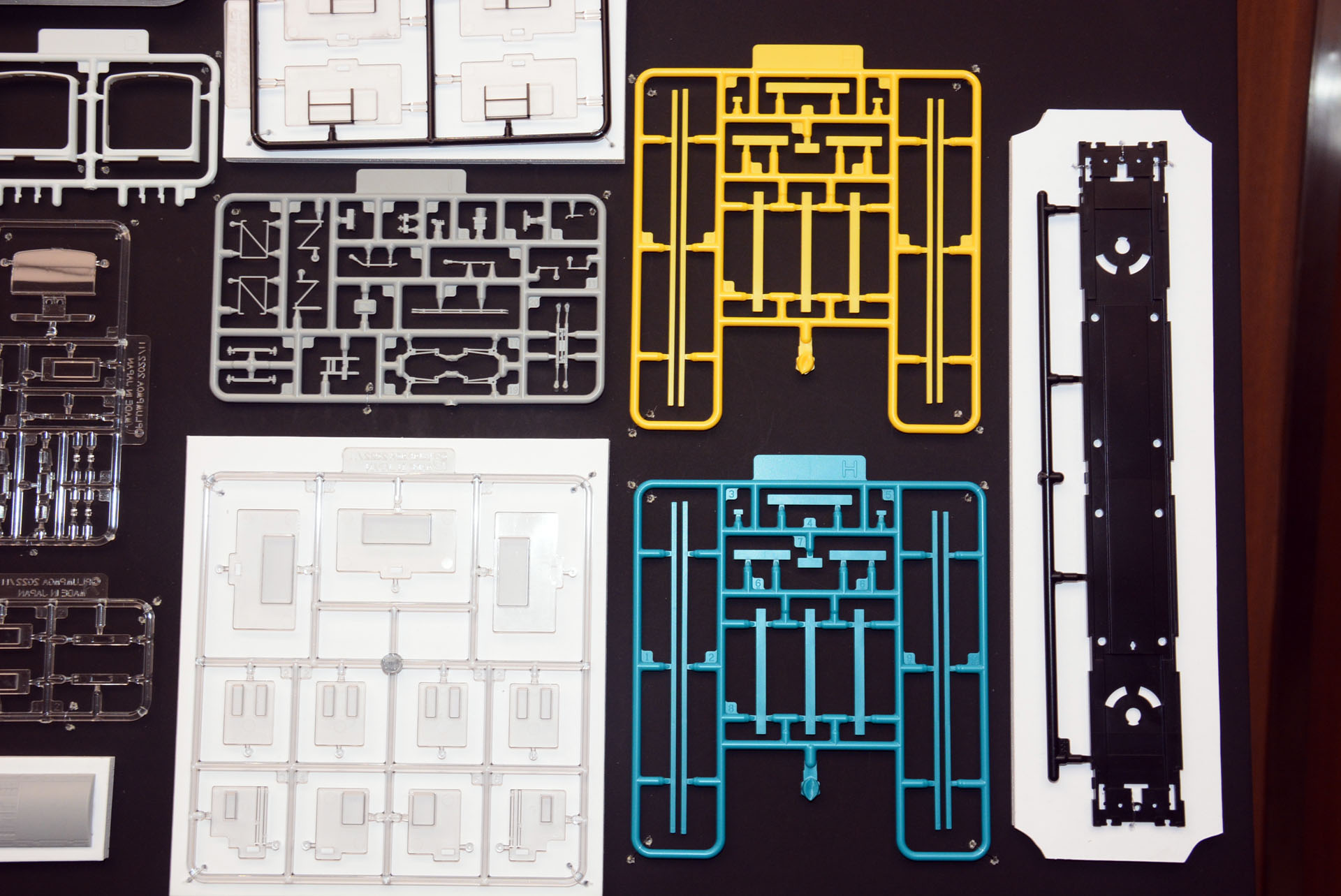 多色成型は、異なる成型色で作られた部品を組み合わせることでカラフルなプラモデルを作る技術。部品をうまく分割し組み合わせることで、塗装しなくてもイメージに近く組み立てられる