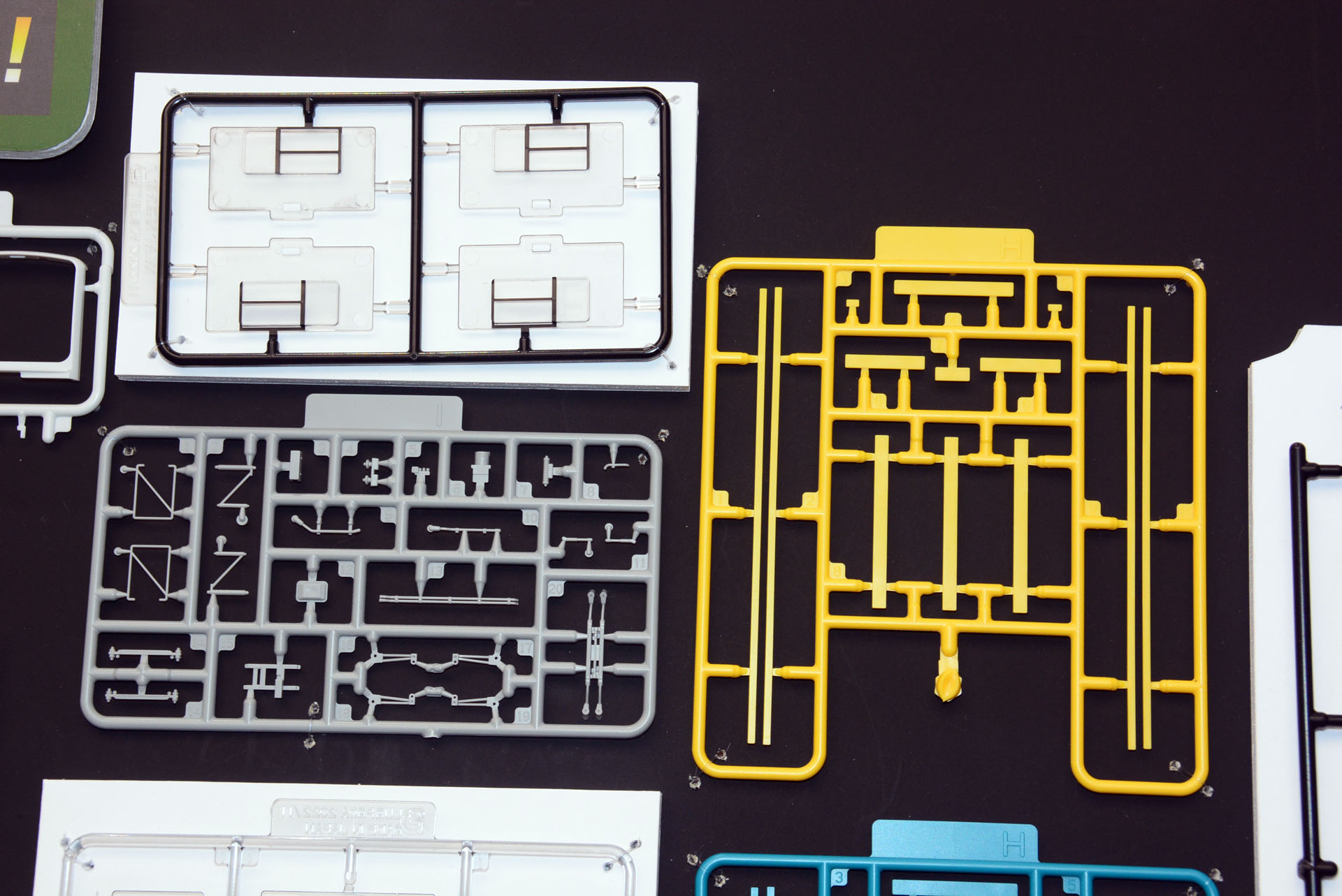 左上の窓に使う透明パーツは窓枠が塗装されている。組み立てやすさを重視しているポイントの1つ
