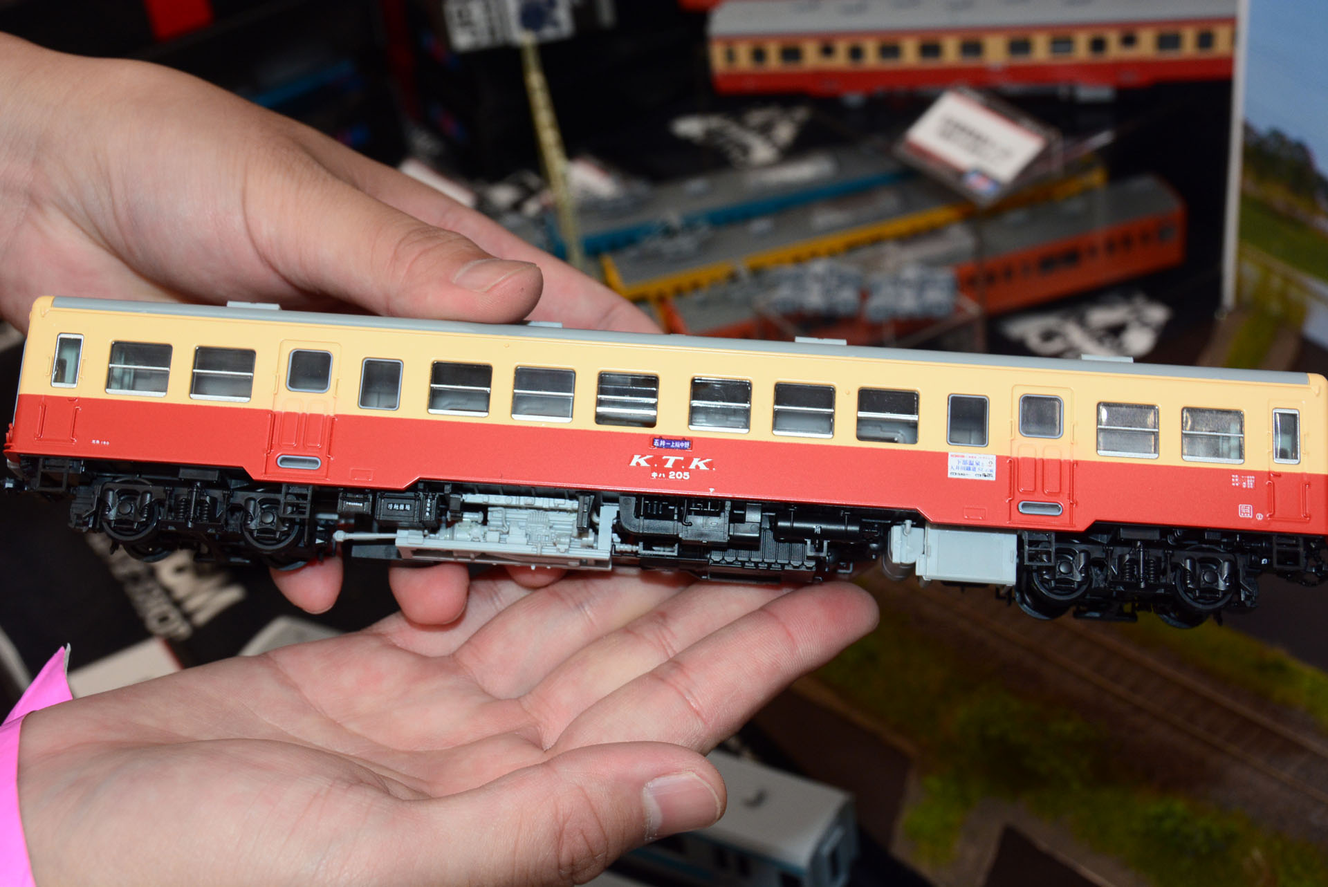 車体底部のメカの組み合わせはプラモデルだからこそできる精密で詳細な表現だ