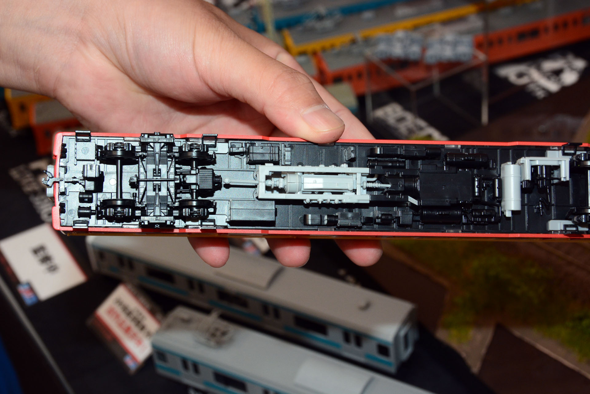 車体底部のメカの組み合わせはプラモデルだからこそできる精密で詳細な表現だ