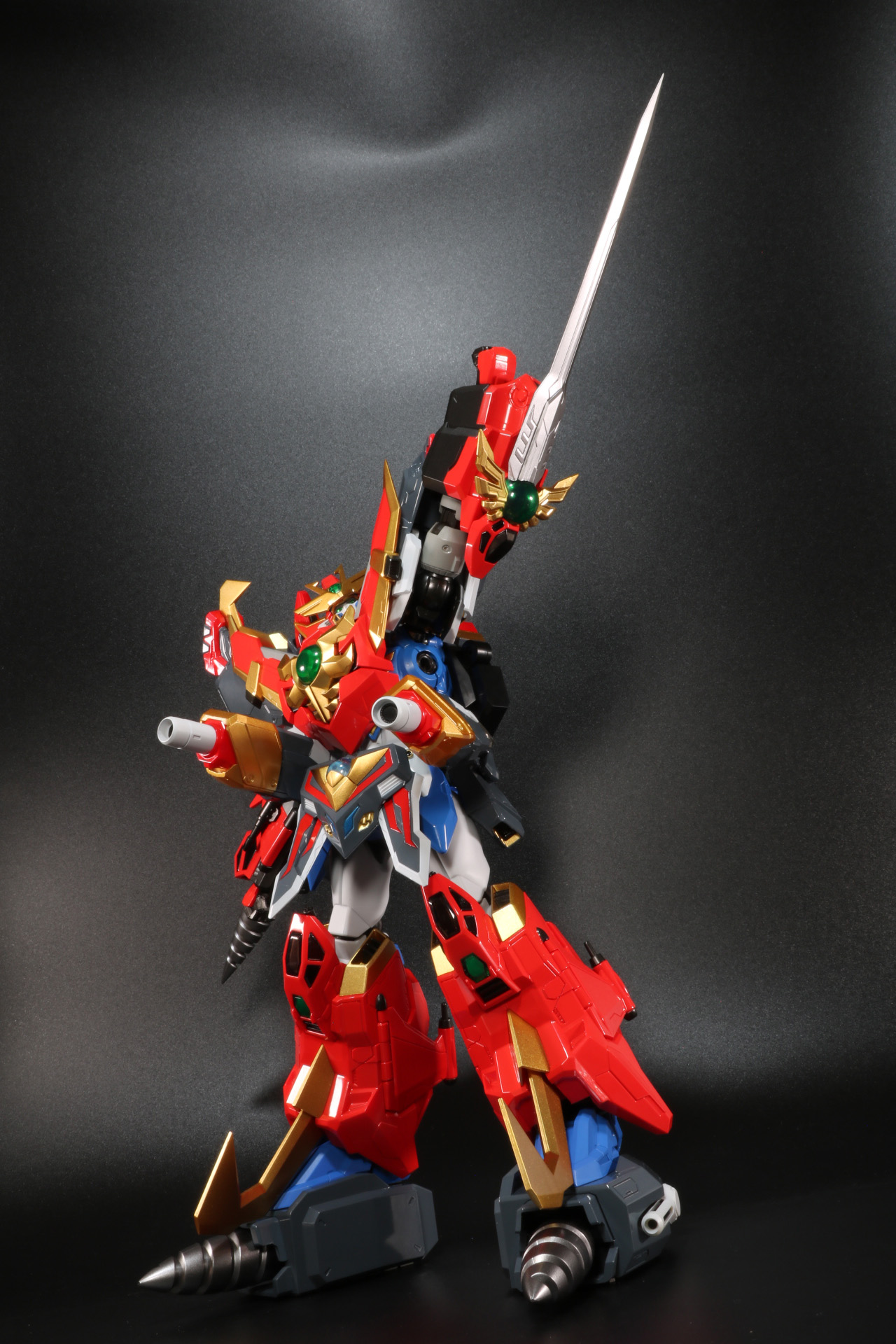 大きく腕を振り上げたポーズ